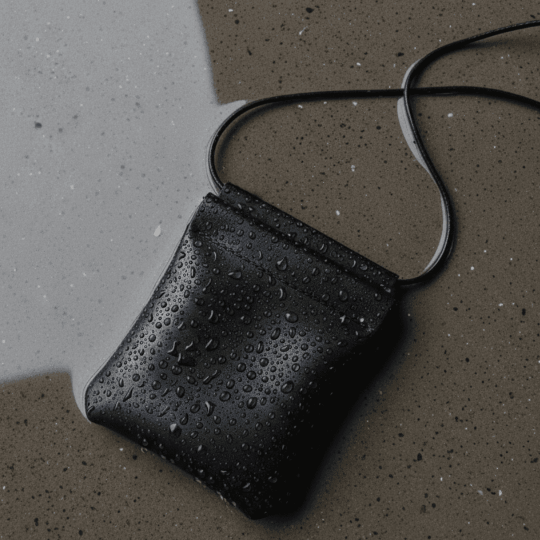 本革ミニウォレット 首掛け ダイニーマレザー バネ口金 軽量 コンパクト財布　ブラック | 2枚目