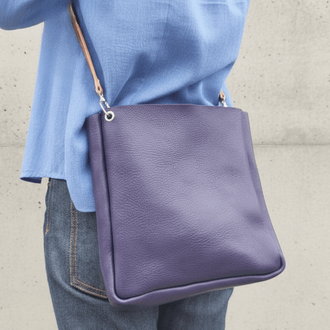 【本革ショルダーバッグ】シボ加工パープル牛革サイズ変更可・フラップ／ファスナー対応・植物タンニンなめし革ベルト1枚目の画像