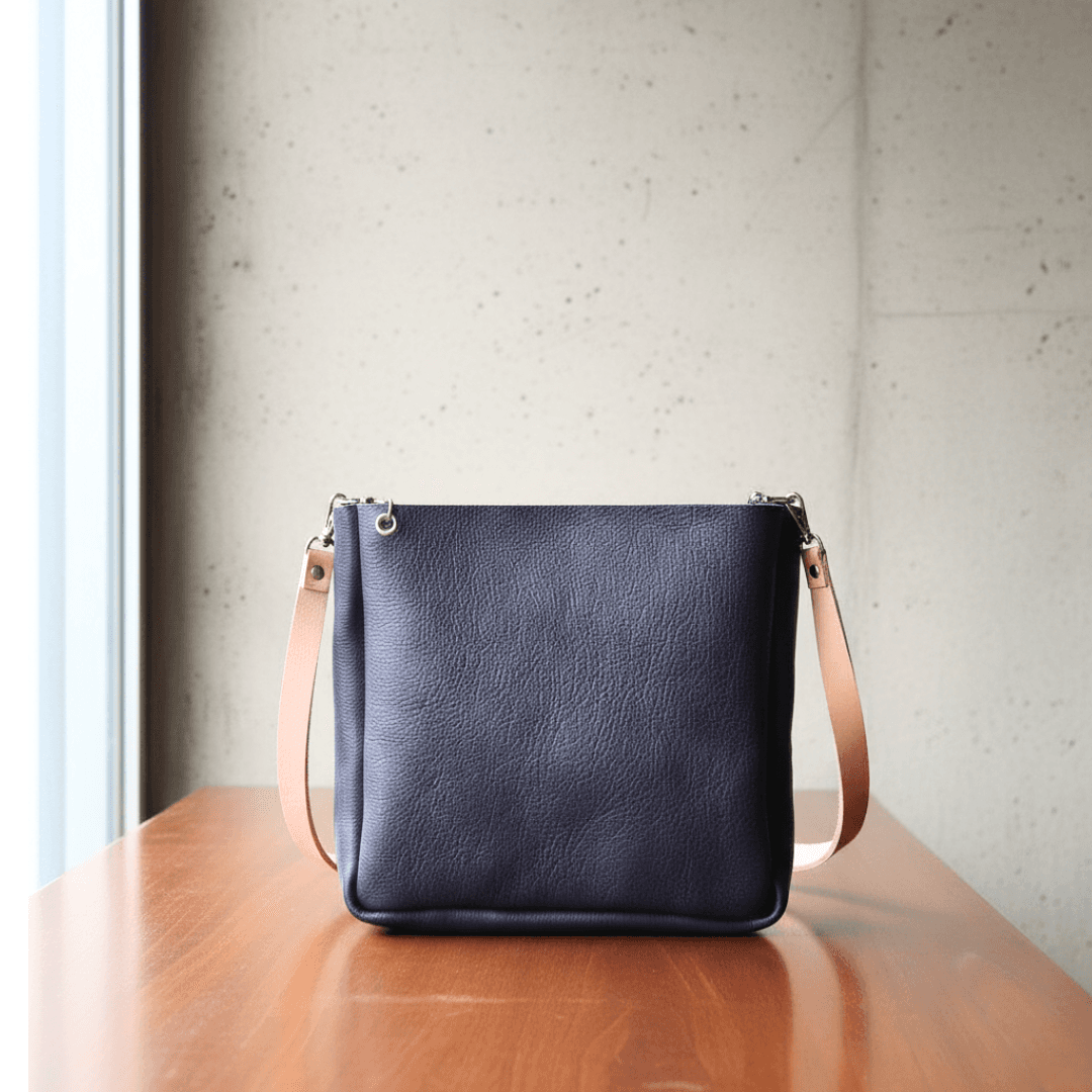 【本革ショルダーバッグ】シボ加工パープル牛革サイズ変更可・フラップ／ファスナー対応・植物タンニンなめし革ベルト | 2枚目