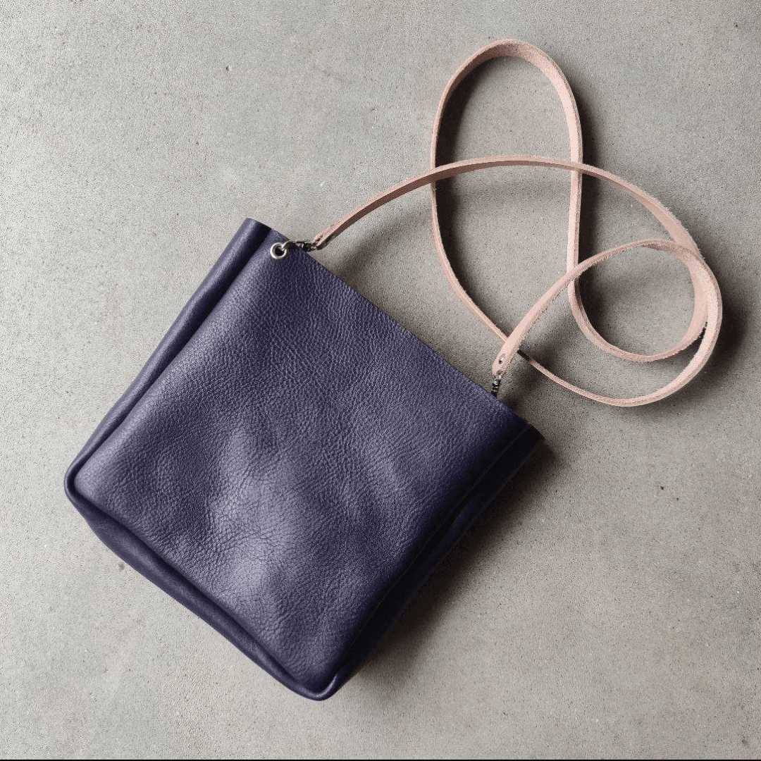 【本革ショルダーバッグ】シボ加工パープル牛革サイズ変更可・フラップ／ファスナー対応・植物タンニンなめし革ベルト | 3枚目