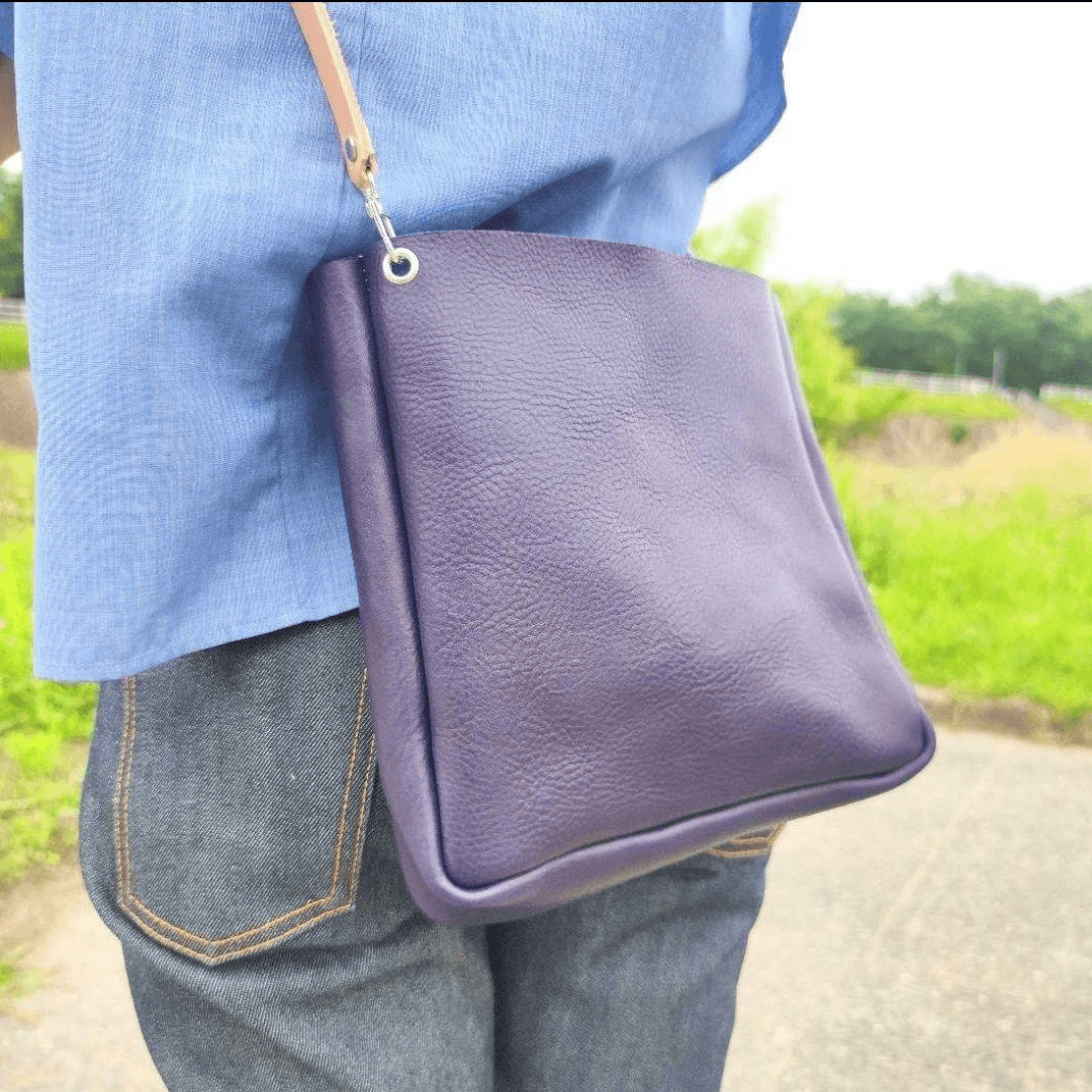 【本革ショルダーバッグ】シボ加工パープル牛革サイズ変更可・フラップ／ファスナー対応・植物タンニンなめし革ベルト | 4枚目