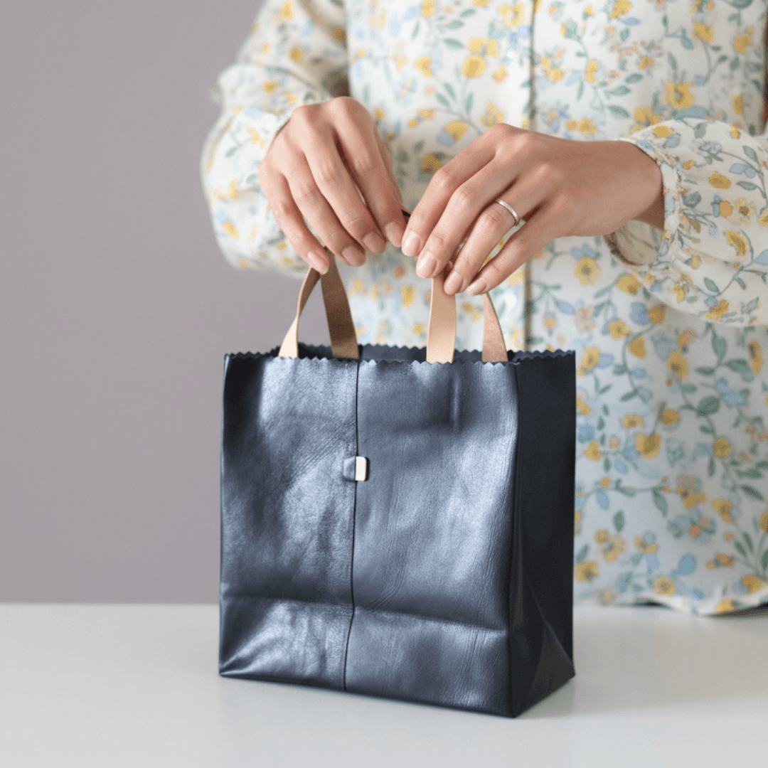 本革 ミニトートバッグ ブラック｜紙袋風デザイン・名入れ刻印対応・サイズオーダー可｜牛革ハンドメイド1枚目の画像