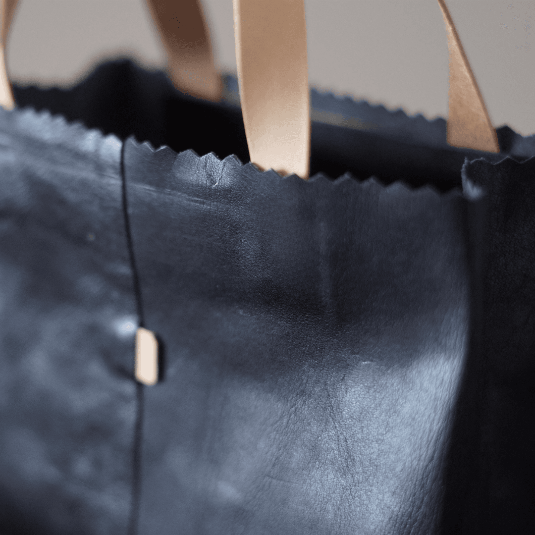 本革 ミニトートバッグ ブラック｜紙袋風デザイン・名入れ刻印対応・サイズオーダー可｜牛革ハンドメイド | 2枚目