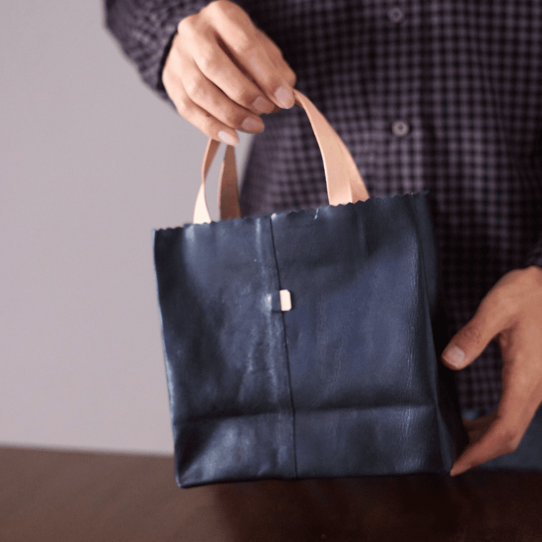 本革 ミニトートバッグ ブラック｜紙袋風デザイン・名入れ刻印対応・サイズオーダー可｜牛革ハンドメイド | 4枚目