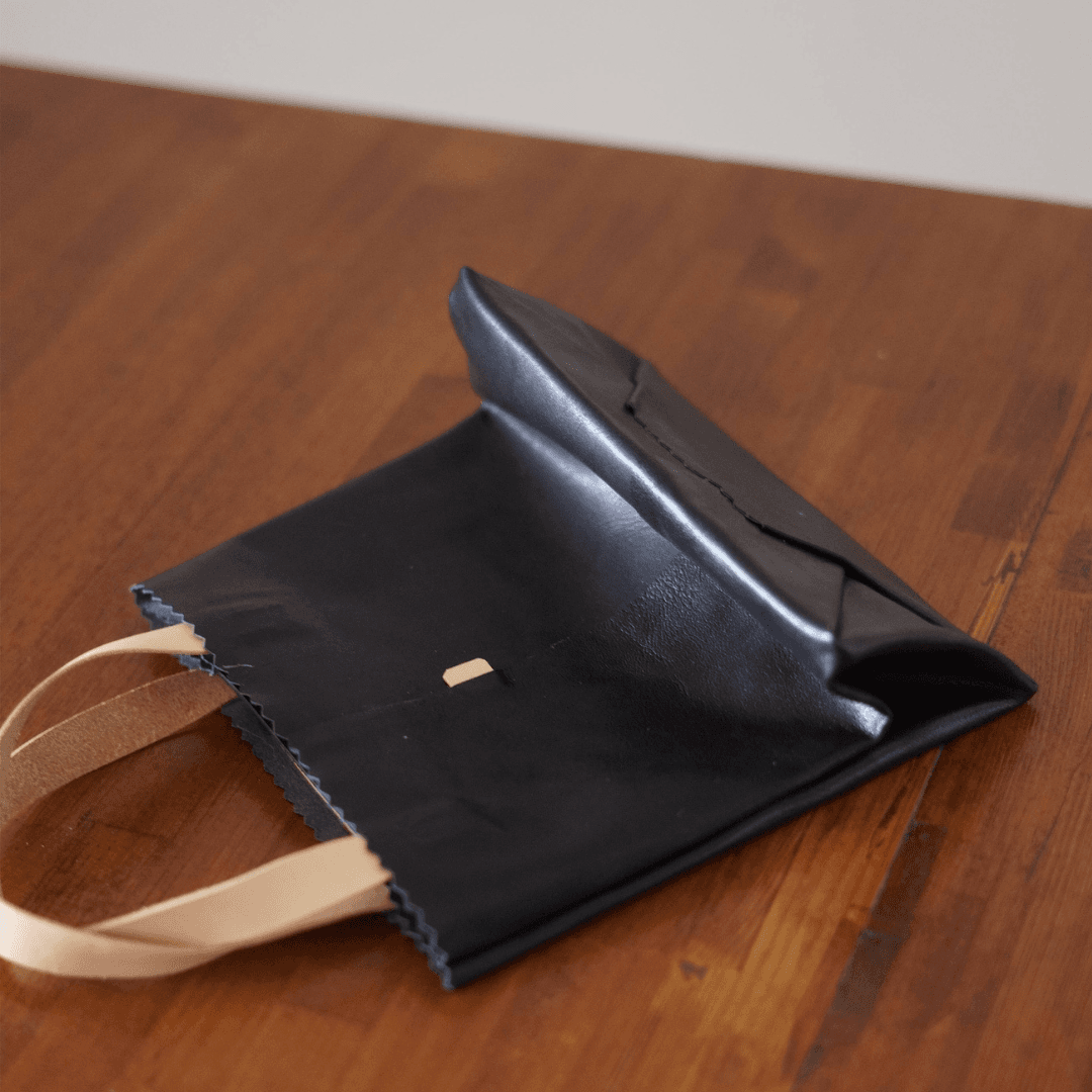 本革 ミニトートバッグ ブラック｜紙袋風デザイン・名入れ刻印対応・サイズオーダー可｜牛革ハンドメイド | 6枚目