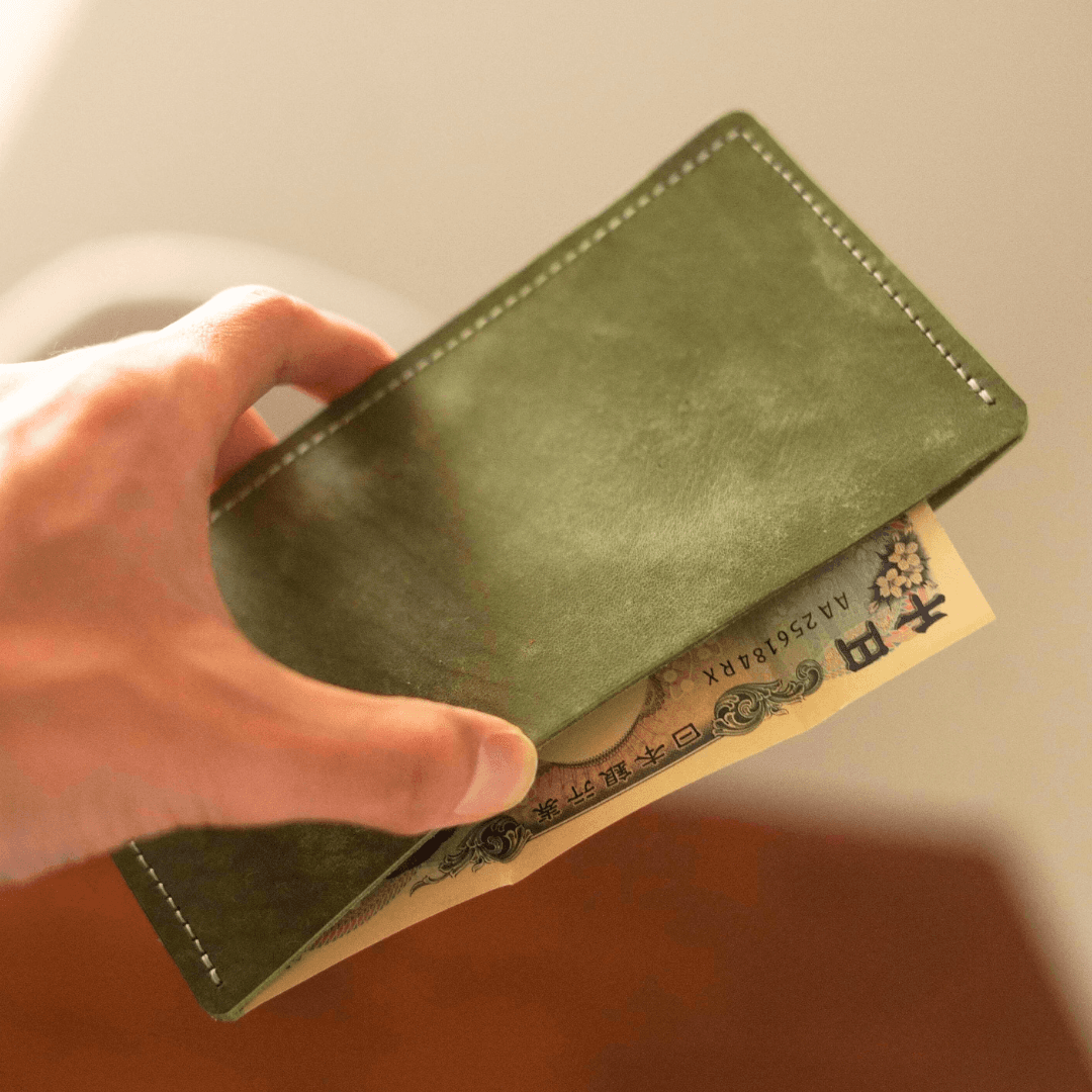 抹茶の薄型 本革 長財布 グリーン｜一枚革仕立て・シンプルスリムウォレット・経年変化を楽しむ植物タンニンなめし牛革1枚目の画像