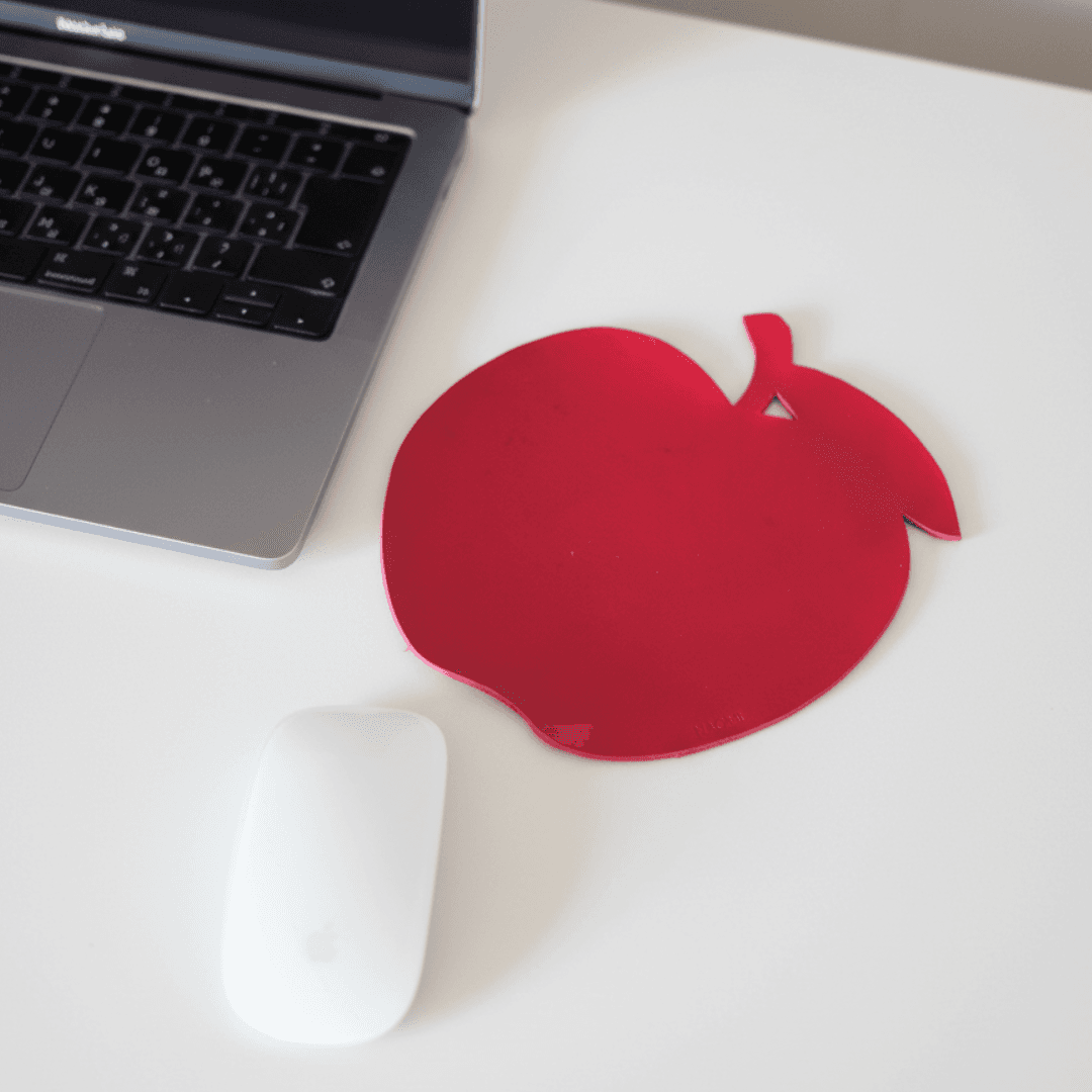 Apple好きにぴったり｜ビビッドピンクの本革りんごマウスパッド1枚目の画像