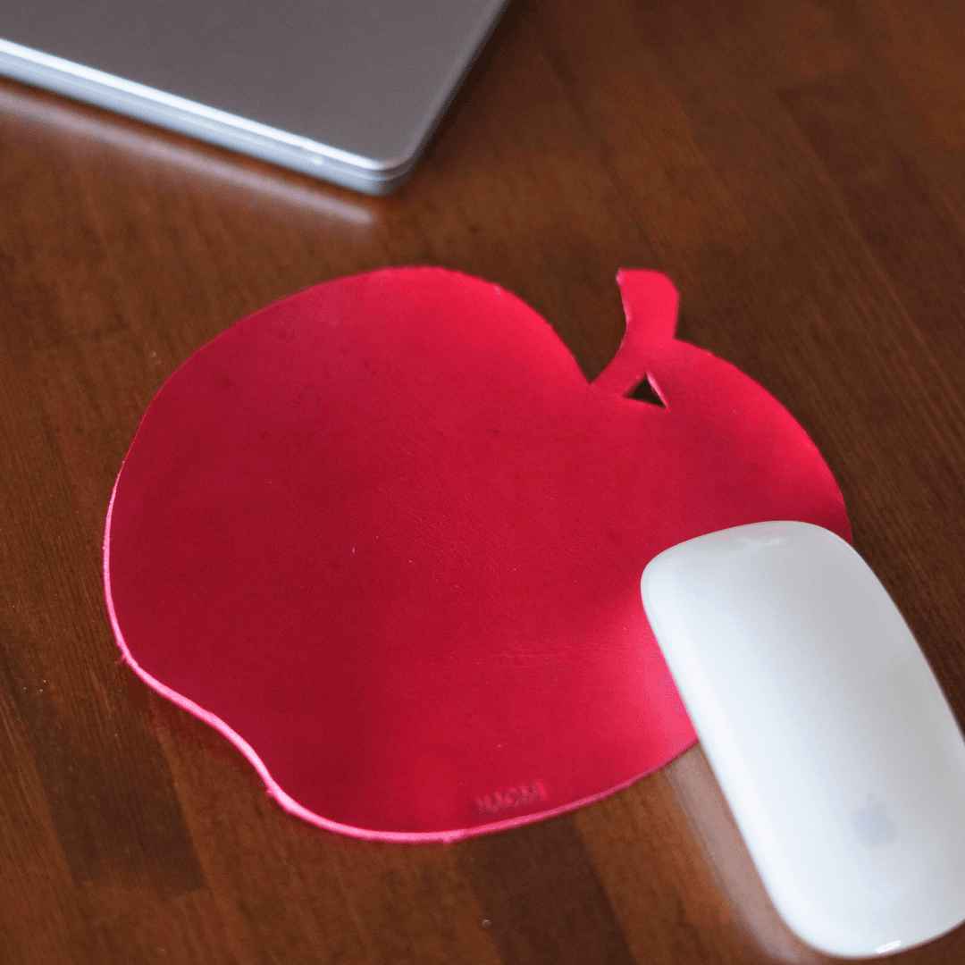 Apple好きにぴったり｜ビビッドピンクの本革りんごマウスパッド | 2枚目