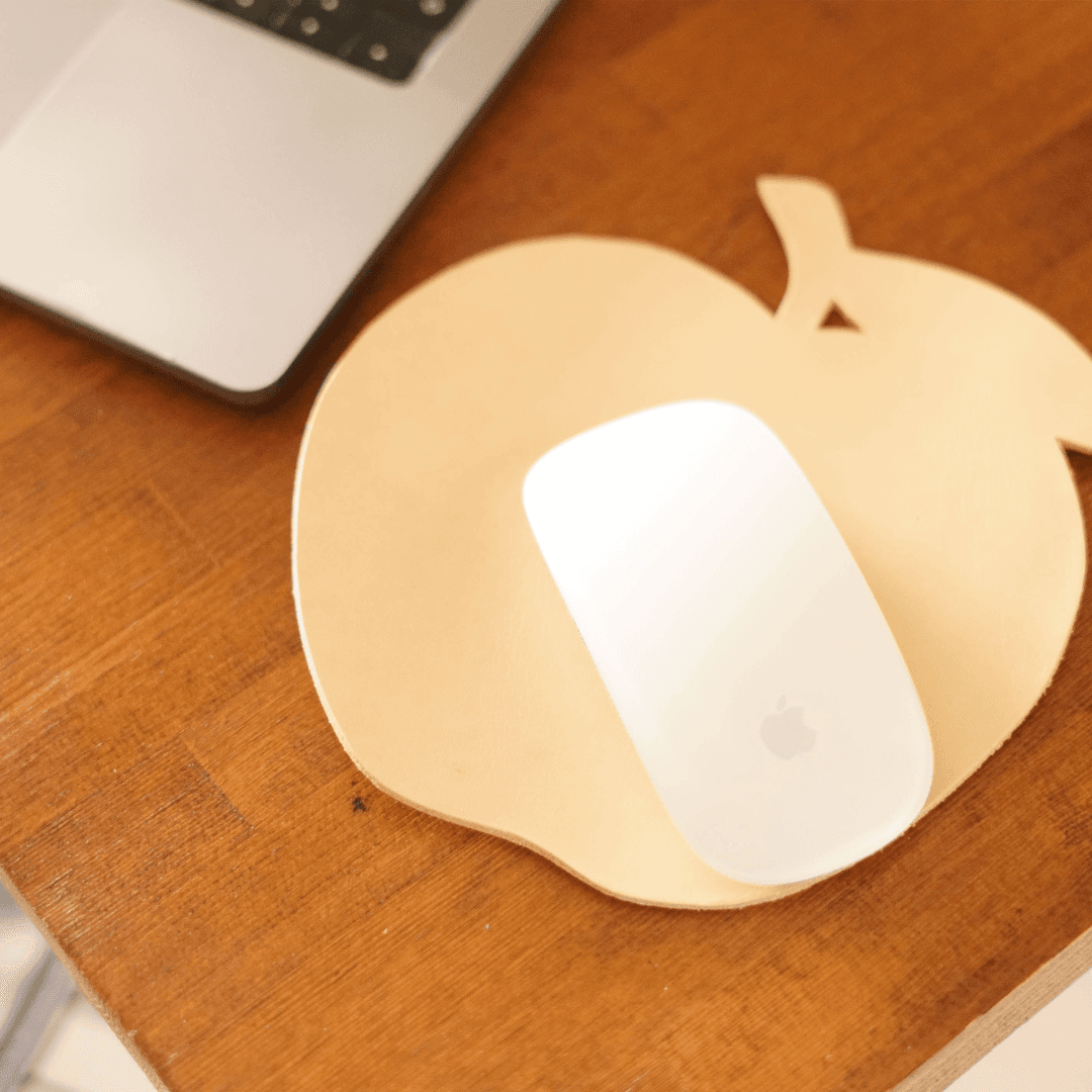 Apple好きにぴったり｜ビビッドピンクの本革りんごマウスパッド | 5枚目