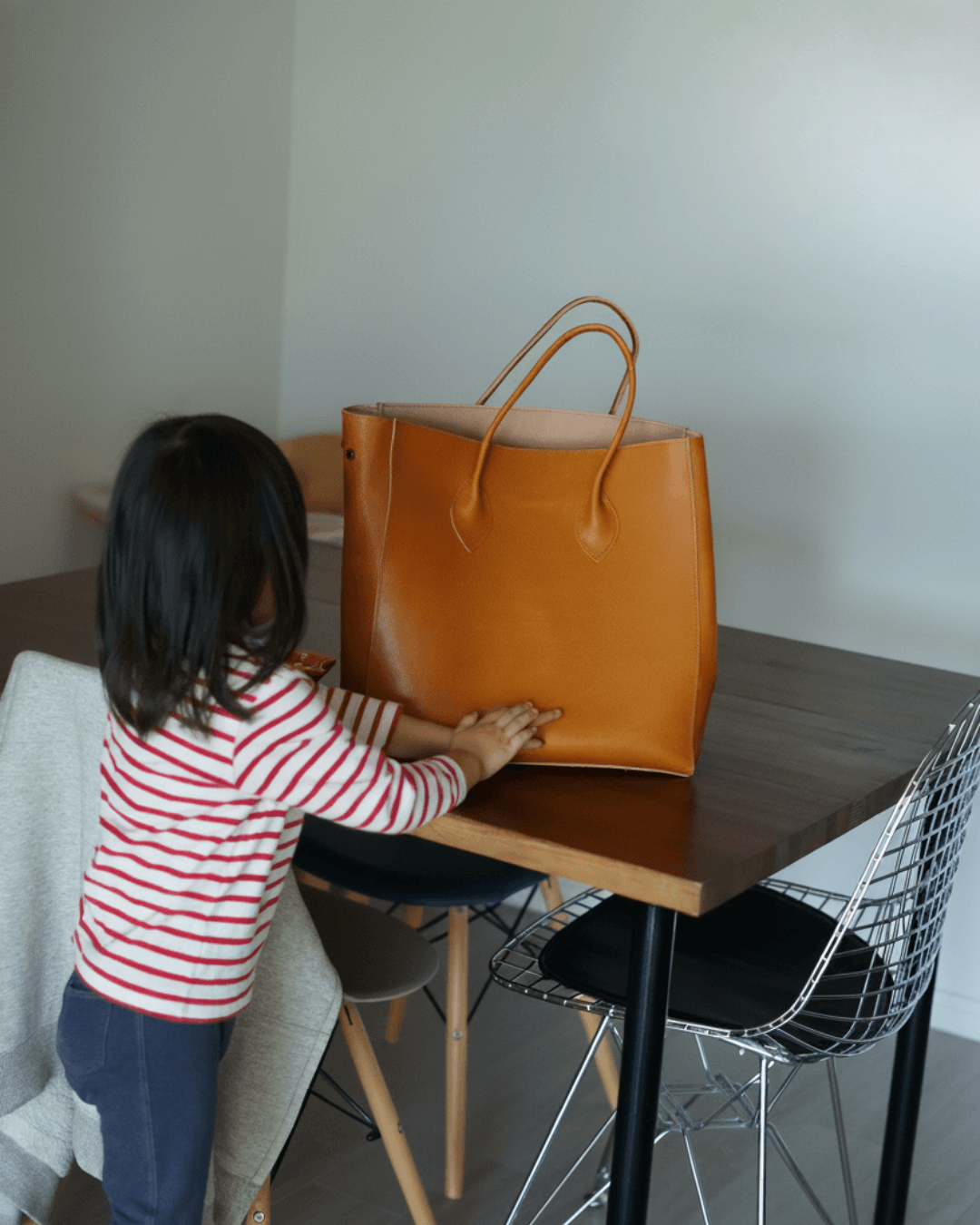 【送料無料】A4が入るレザートートバッグ｜シュリンクレザー｜シンプル大容量トート　選べるカラー | 12枚目