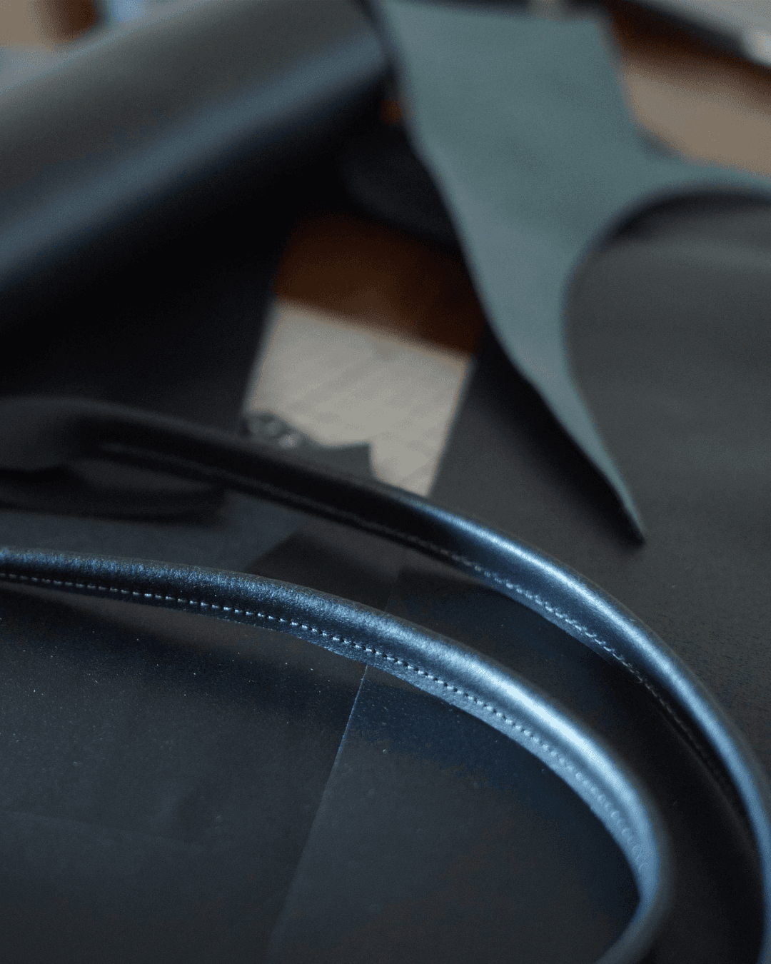 【送料無料】A4が入るブラックレザートートバッグ｜シュリンクレザー｜シンプル大容量トート　選べるカラー | 4枚目