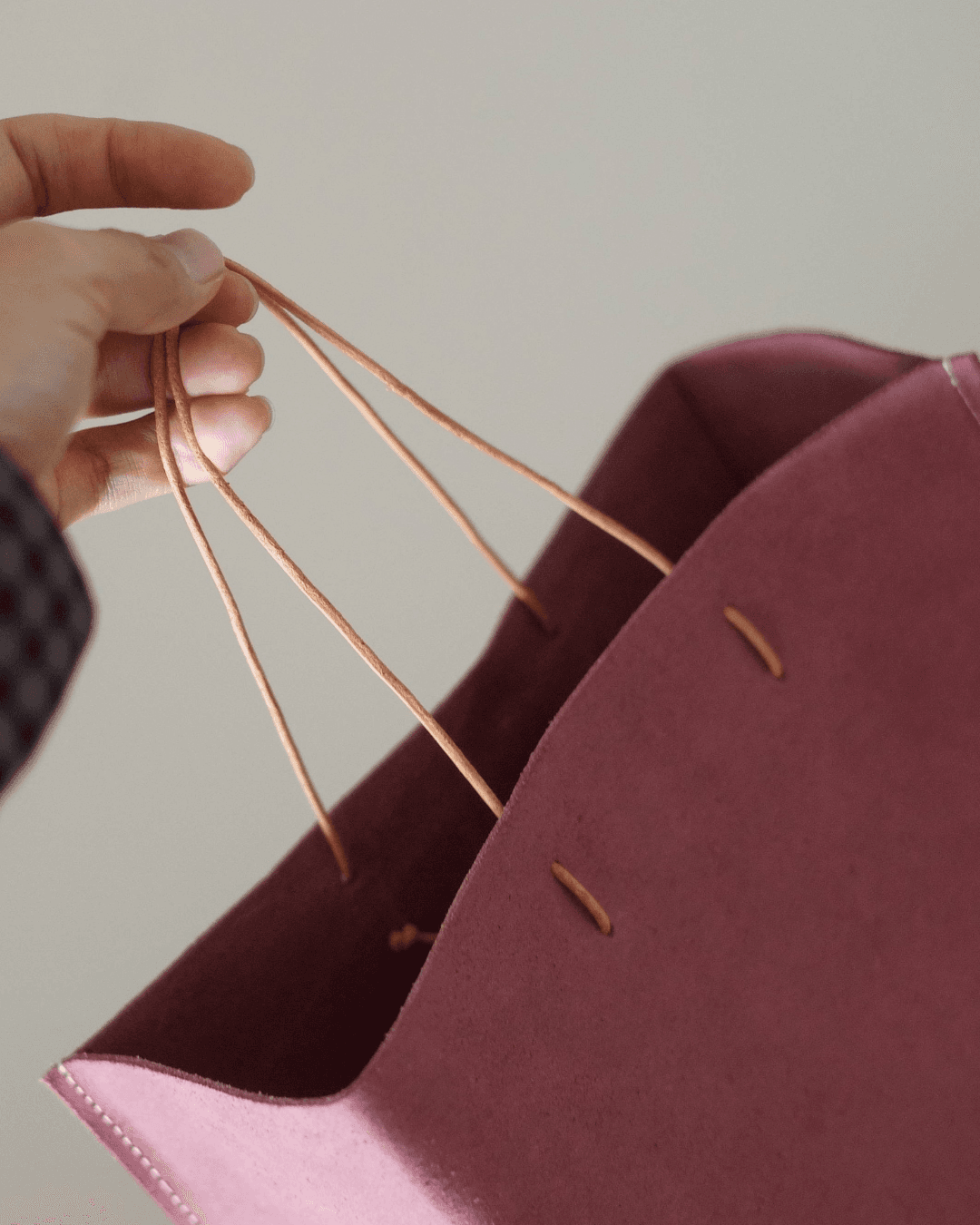 A4対応 レザーショッパートート｜ラベンダー｜イタリアン植物タンニンなめし革｜縦型トートバッグ｜シンプル革バッグ｜通勤 | 4枚目