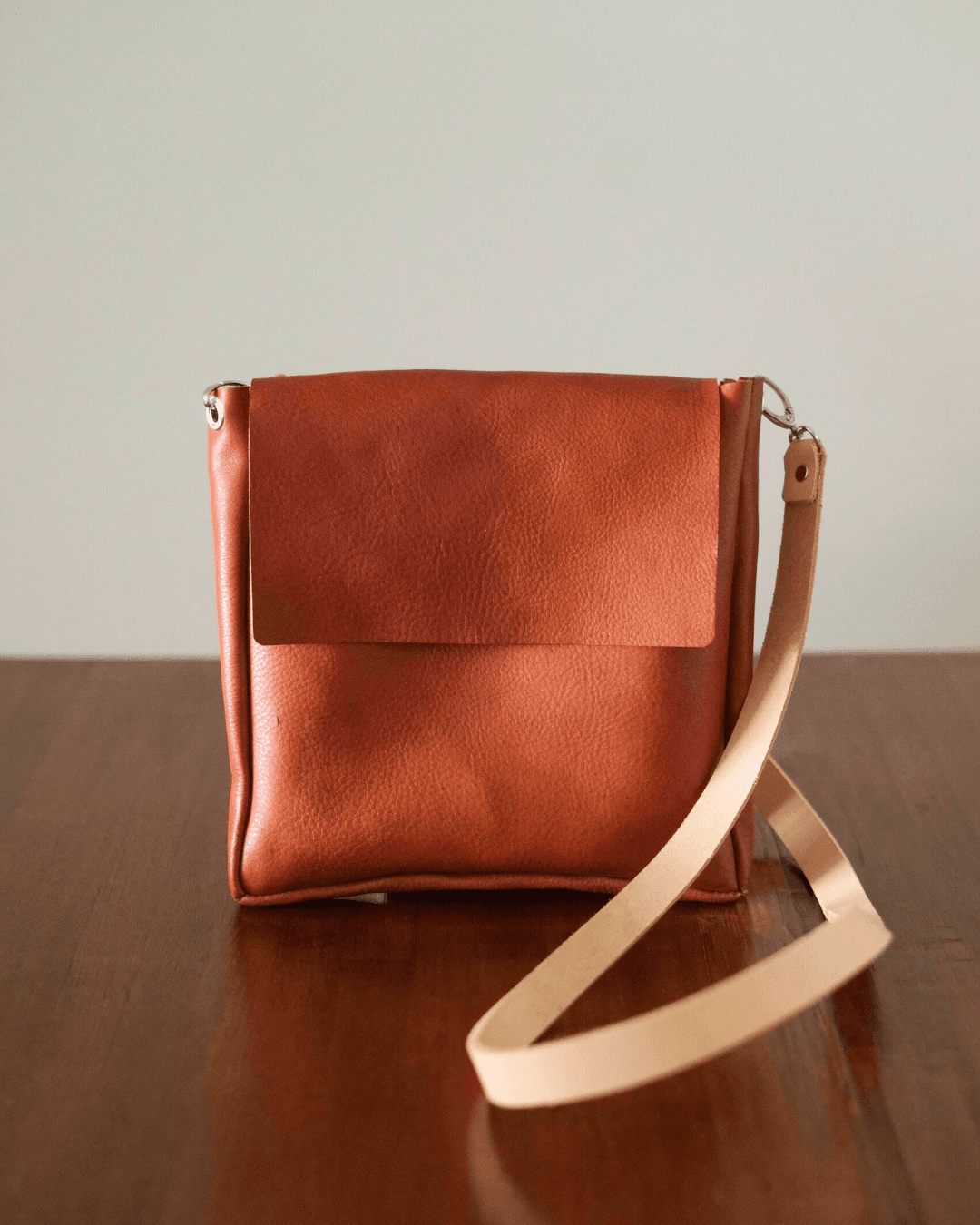 イタリアンレザーミニショルダーバッグ｜サイズ・カラー変更可能｜植物タンニンなめし革｜キャメル｜本革ポシェット｜斜め掛け | 4枚目