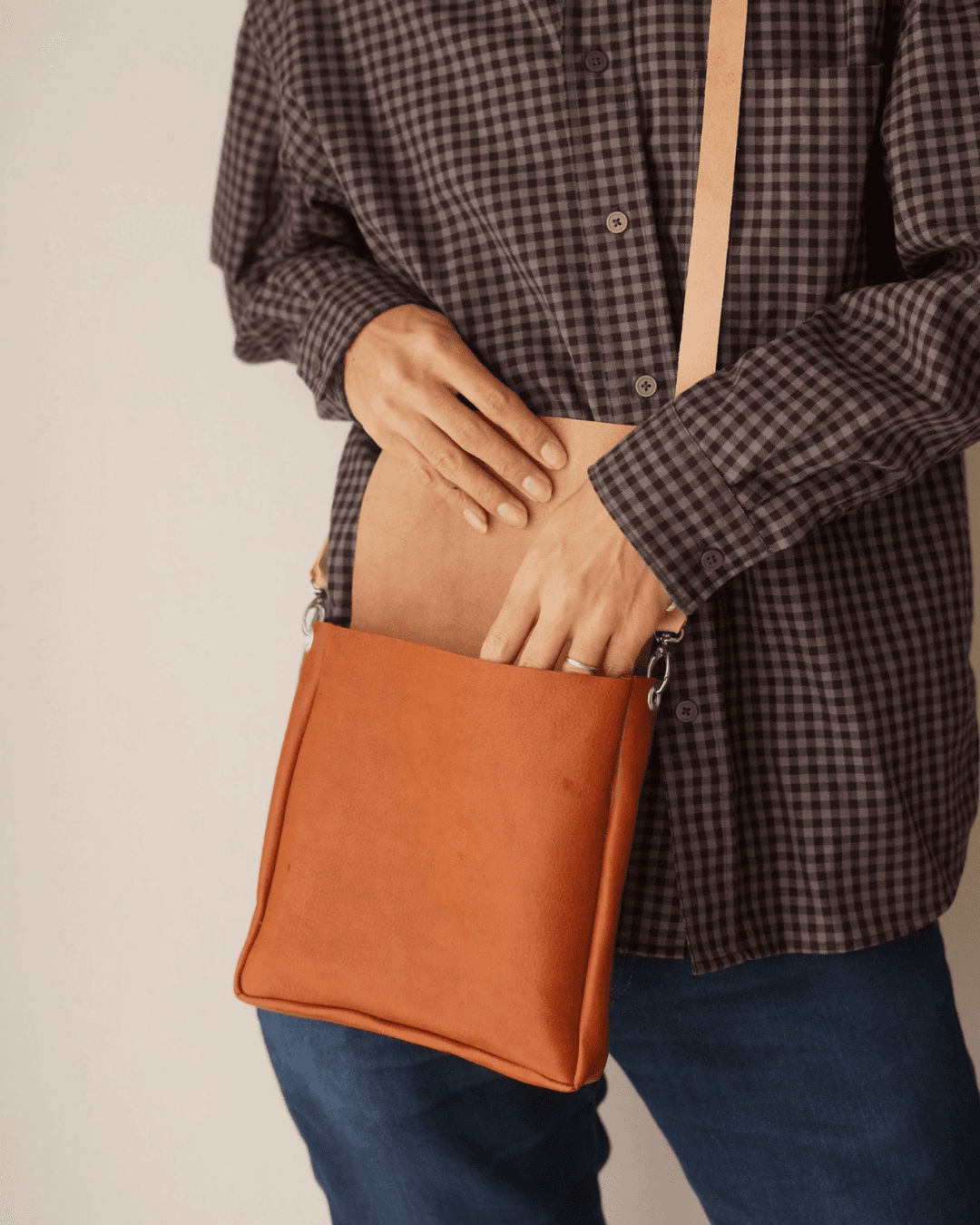 イタリアンレザーミニショルダーバッグ｜サイズ・カラー変更可能｜植物タンニンなめし革｜キャメル｜本革ポシェット｜斜め掛け | 9枚目