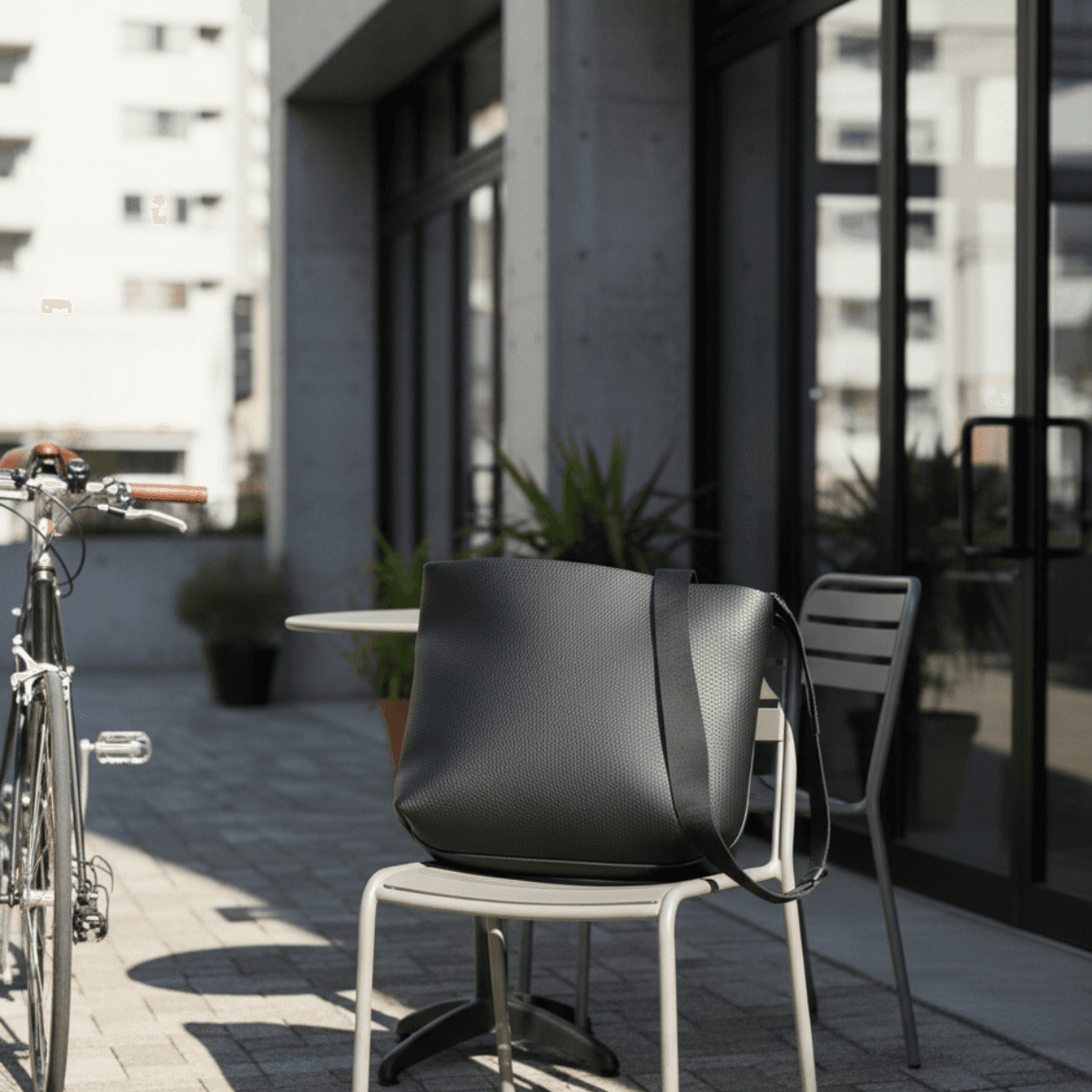 【イタリアンレザー】A4対応 大容量ショルダーバッグ｜PC収納可・カスタム対応・経年変化を楽しむ本革バッグ　ブラック | 3枚目