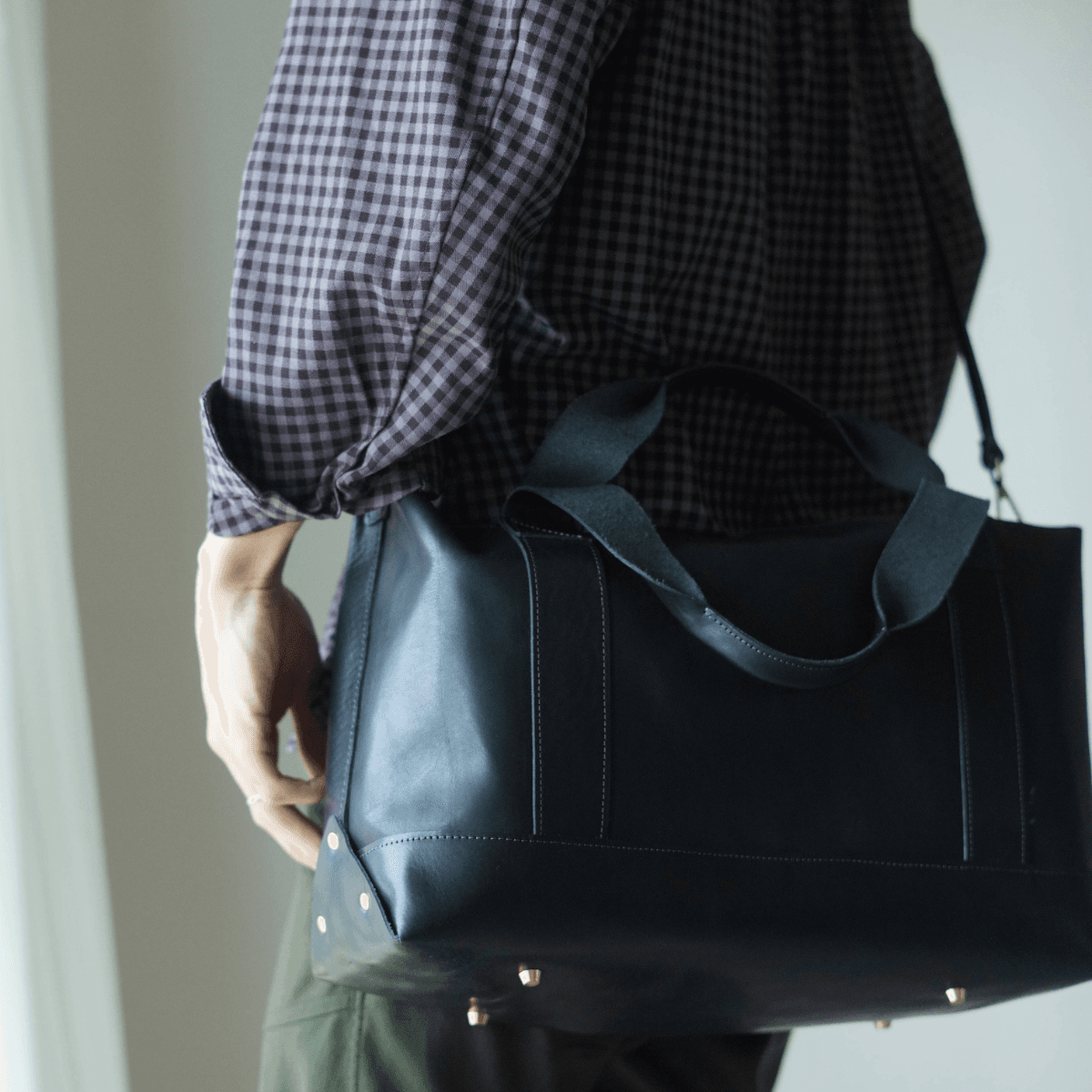 クラシカル キャンバストート風 イタリアンレザートート｜A4対応・自立設計・底鋲付き｜カスタム可　ブラック | 16枚目