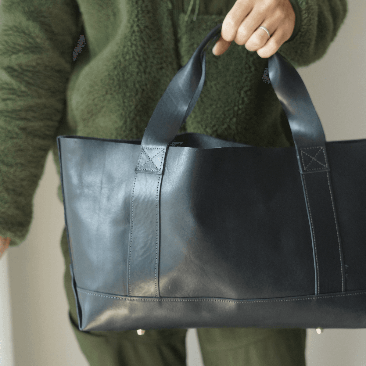 クラシカル キャンバストート風 イタリアンレザートート｜A4対応・自立設計・底鋲付き｜カスタム可　ブラック | 8枚目