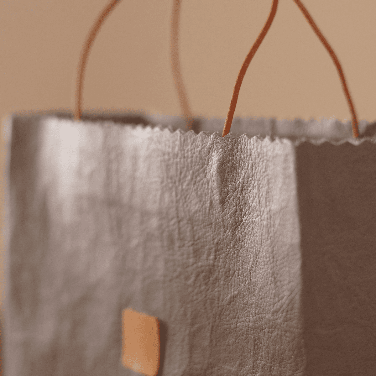 軽さと強さを持ち歩く｜アウトドアシーンでも活躍防水撥水のダイニーマレザー トート　グレー（紙袋デザイン） | 16枚目