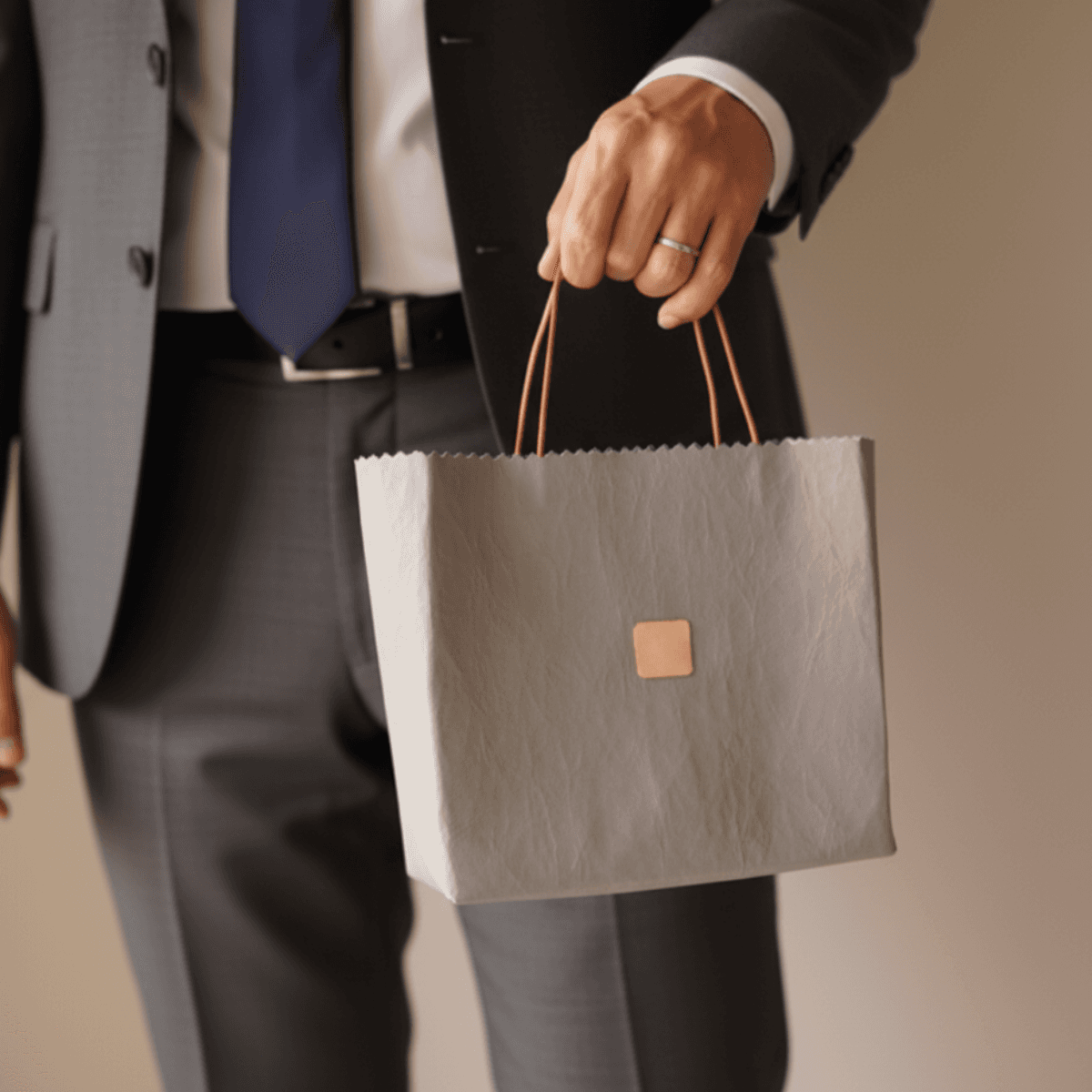 軽さと強さを持ち歩く｜アウトドアシーンでも活躍防水撥水のダイニーマレザー トート　グレー（紙袋デザイン） | 17枚目
