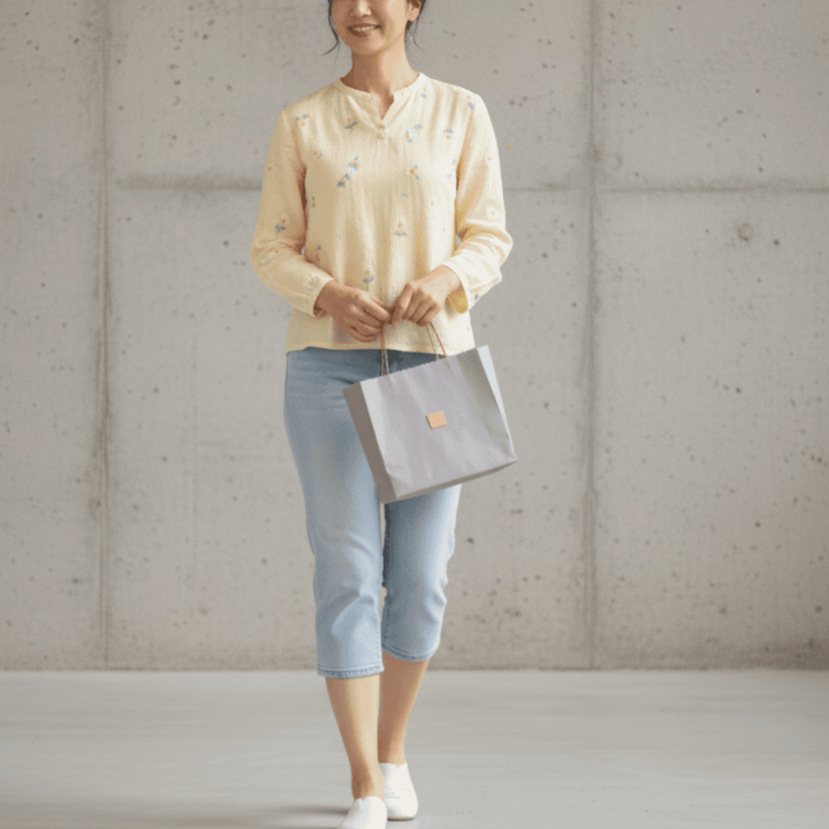 軽さと強さを持ち歩く｜アウトドアシーンでも活躍防水撥水のダイニーマレザー トート　グレー（紙袋デザイン） | 18枚目