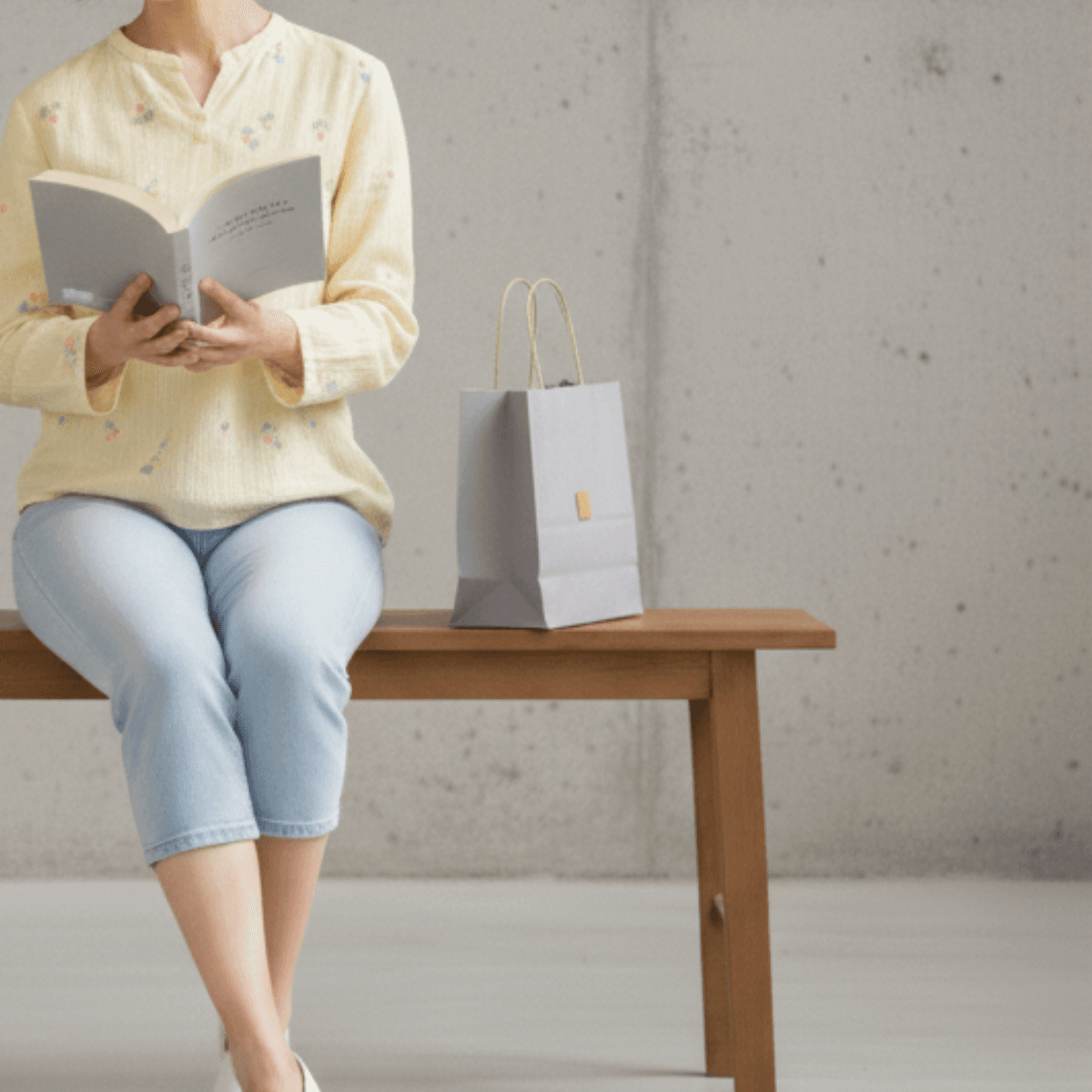 軽さと強さを持ち歩く｜アウトドアシーンでも活躍防水撥水のダイニーマレザー トート　グレー（紙袋デザイン） | 19枚目