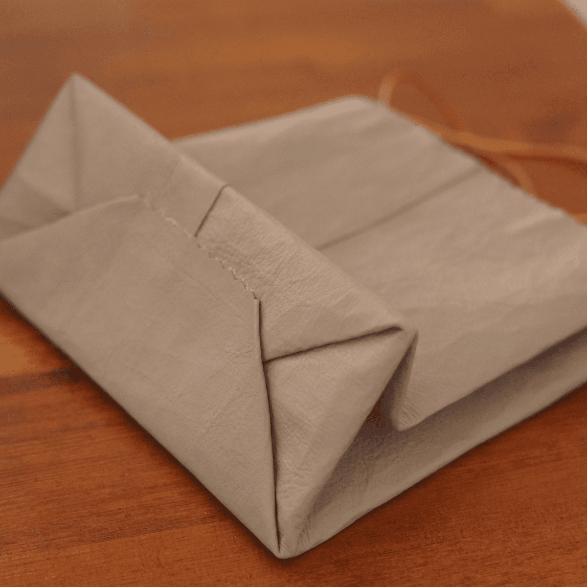 軽さと強さを持ち歩く｜アウトドアシーンでも活躍防水撥水のダイニーマレザー トート　グレー（紙袋デザイン） | 3枚目