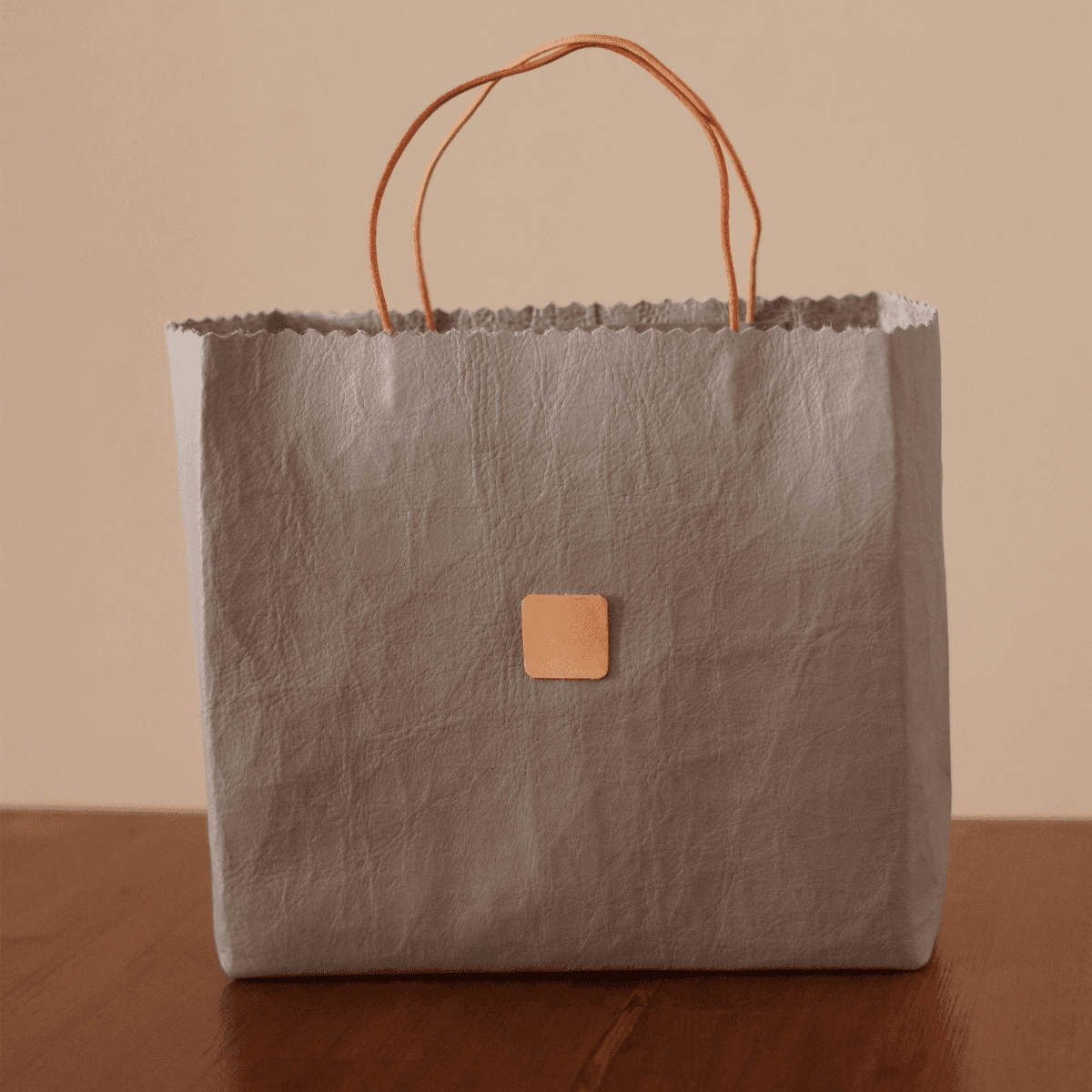 軽さと強さを持ち歩く｜アウトドアシーンでも活躍防水撥水のダイニーマレザー トート　グレー（紙袋デザイン） | 4枚目