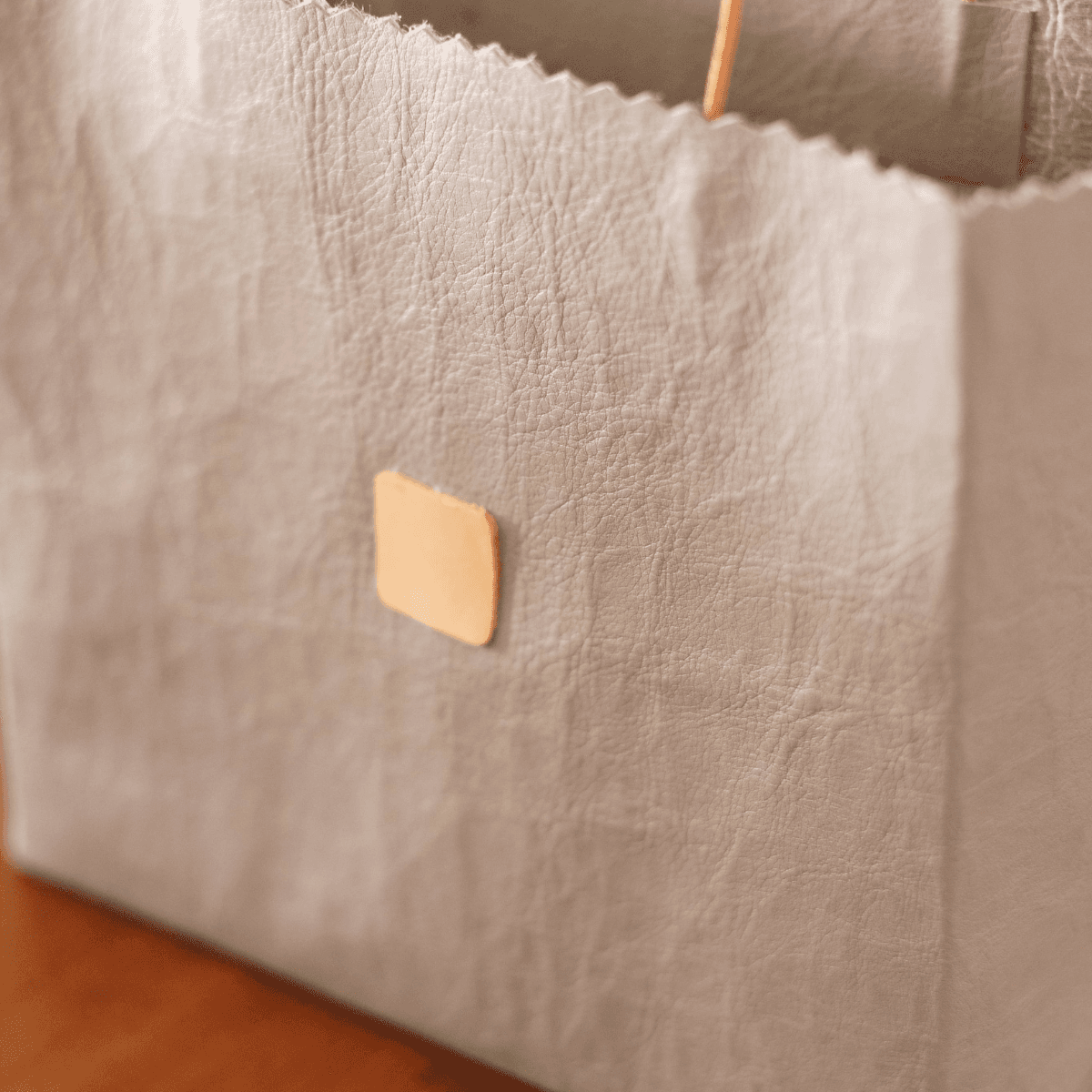 軽さと強さを持ち歩く｜アウトドアシーンでも活躍防水撥水のダイニーマレザー トート　グレー（紙袋デザイン） | 6枚目