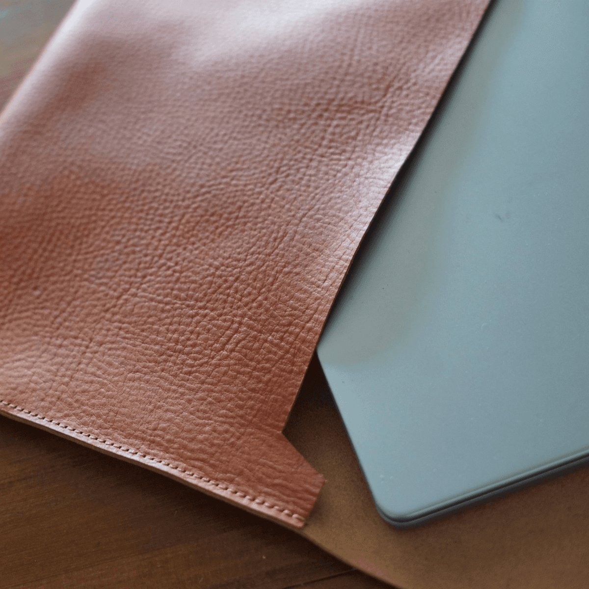 イタリアンレザー PC・タブレットスリーブ（13インチ対応）｜キャメル｜シボ革 | 9枚目