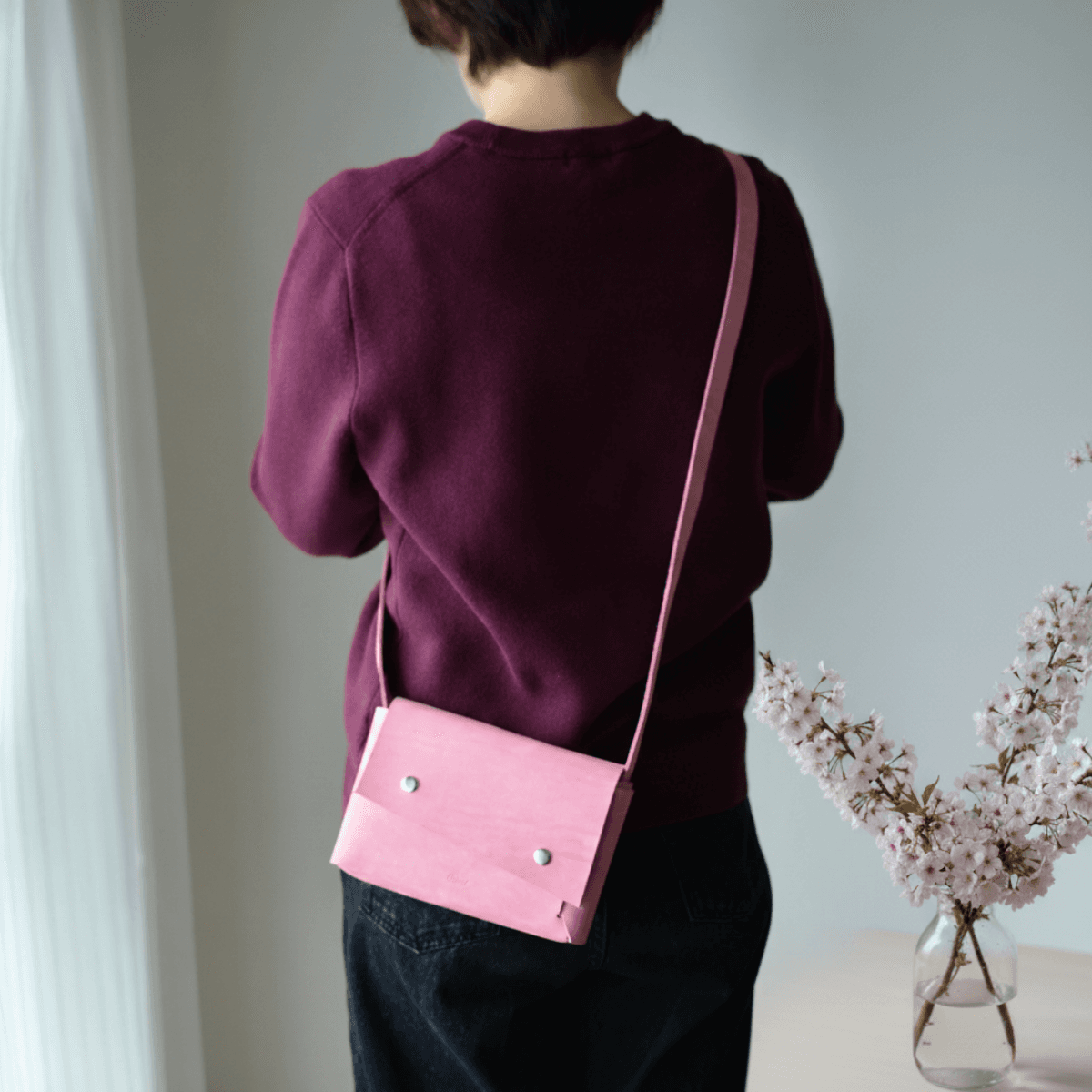 桜ピンクの本革ミニショルダーバッグ｜イタリアンレザー・2WAYクラッチ・刻印対応1枚目の画像