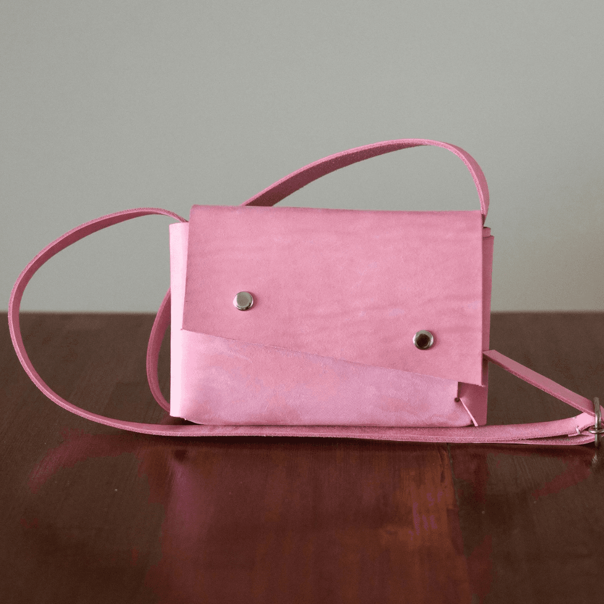 桜ピンクの本革ミニショルダーバッグ｜イタリアンレザー・2WAYクラッチ・刻印対応 | 2枚目