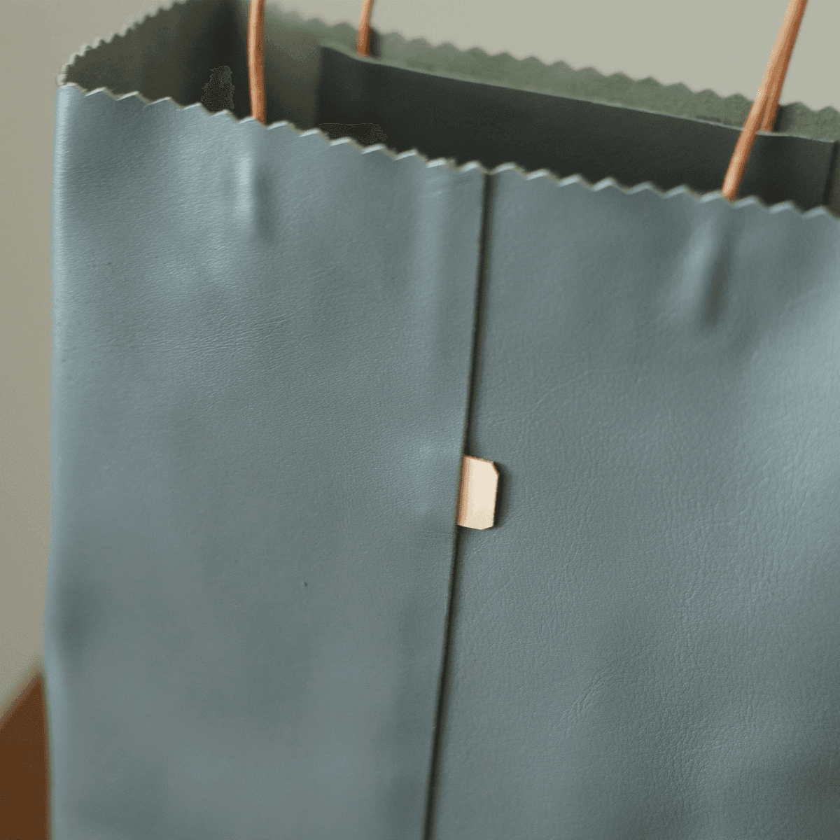 【サイズオーダー可】グレーレザーの紙袋トート｜本革ミニトート｜軽量・シンプル｜内ポケット追加可 | 4枚目