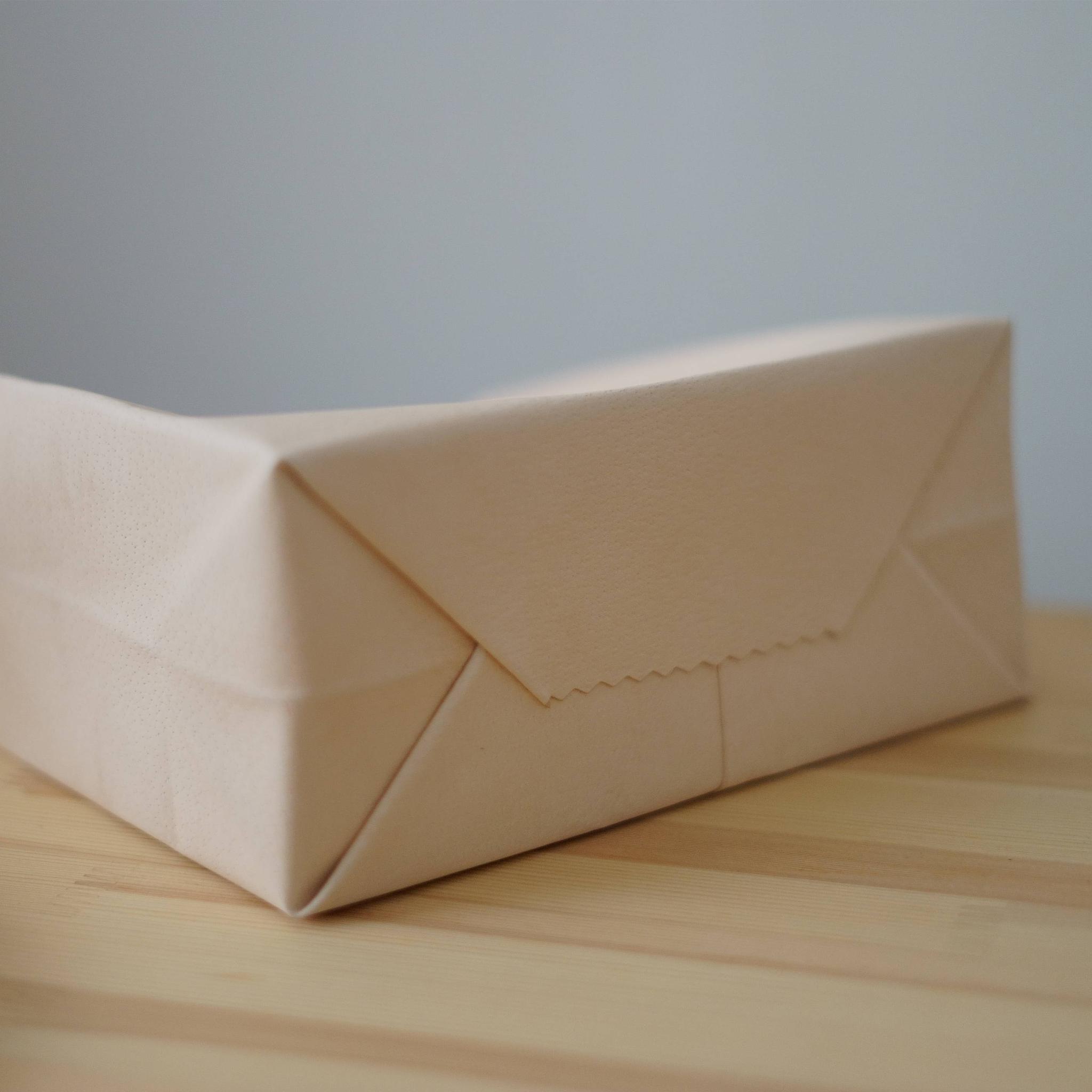 アートのような革袋｜刻印/カラー選択可能 | クラフト感あふれる“紙袋風”レザートートバッグ | 4枚目