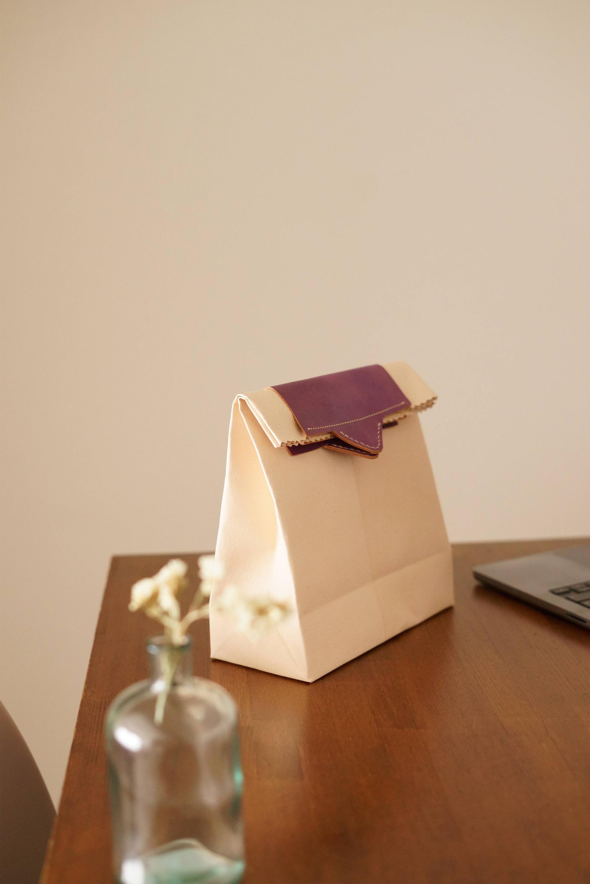 【名入れ可】ヌメ革 紙袋風サブバッグ｜マグネット開閉 持ち手カラー変更可 本革 トートバッグ ランチバッグ ギフト | 12枚目