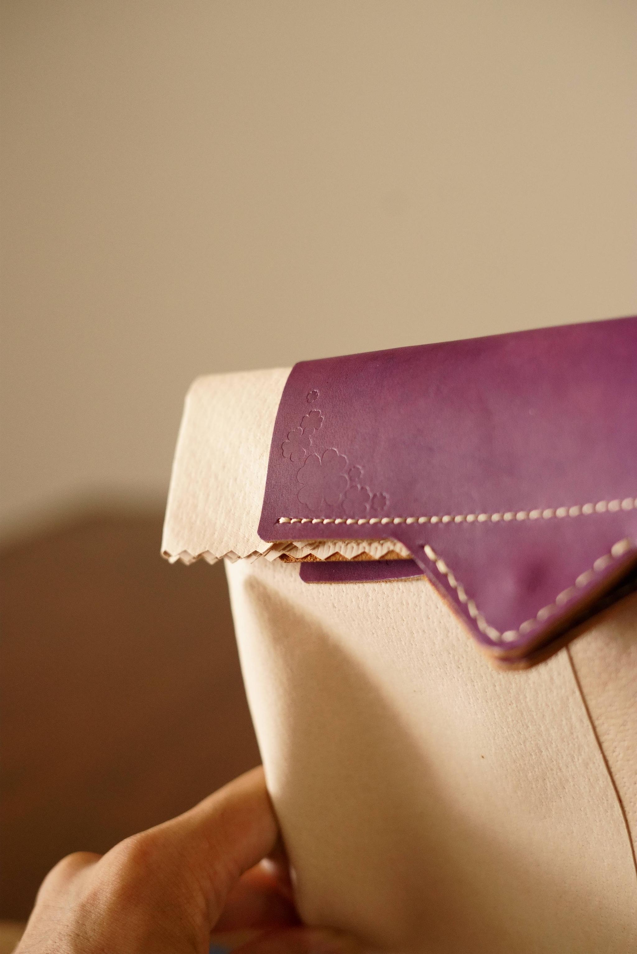 【名入れ可】ヌメ革 紙袋風サブバッグ｜マグネット開閉 持ち手カラー変更可 本革 トートバッグ ランチバッグ ギフト | 2枚目