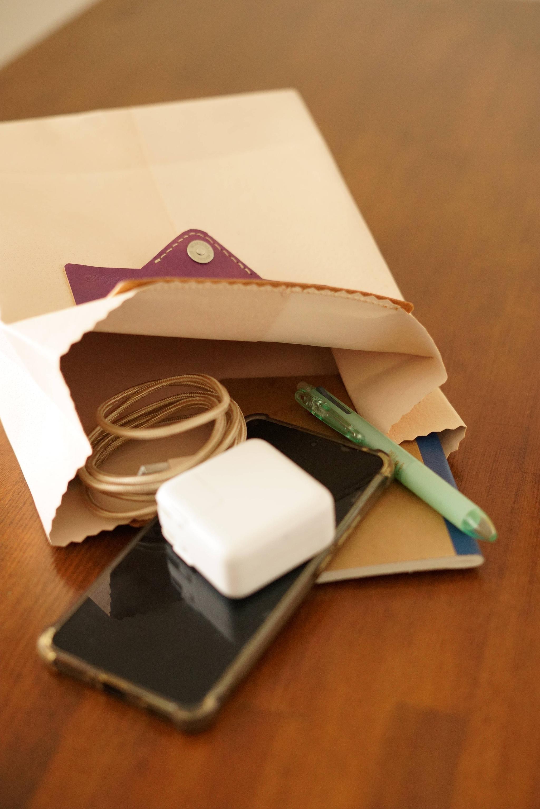 【名入れ可】ヌメ革 紙袋風サブバッグ｜マグネット開閉 持ち手カラー変更可 本革 トートバッグ ランチバッグ ギフト | 4枚目