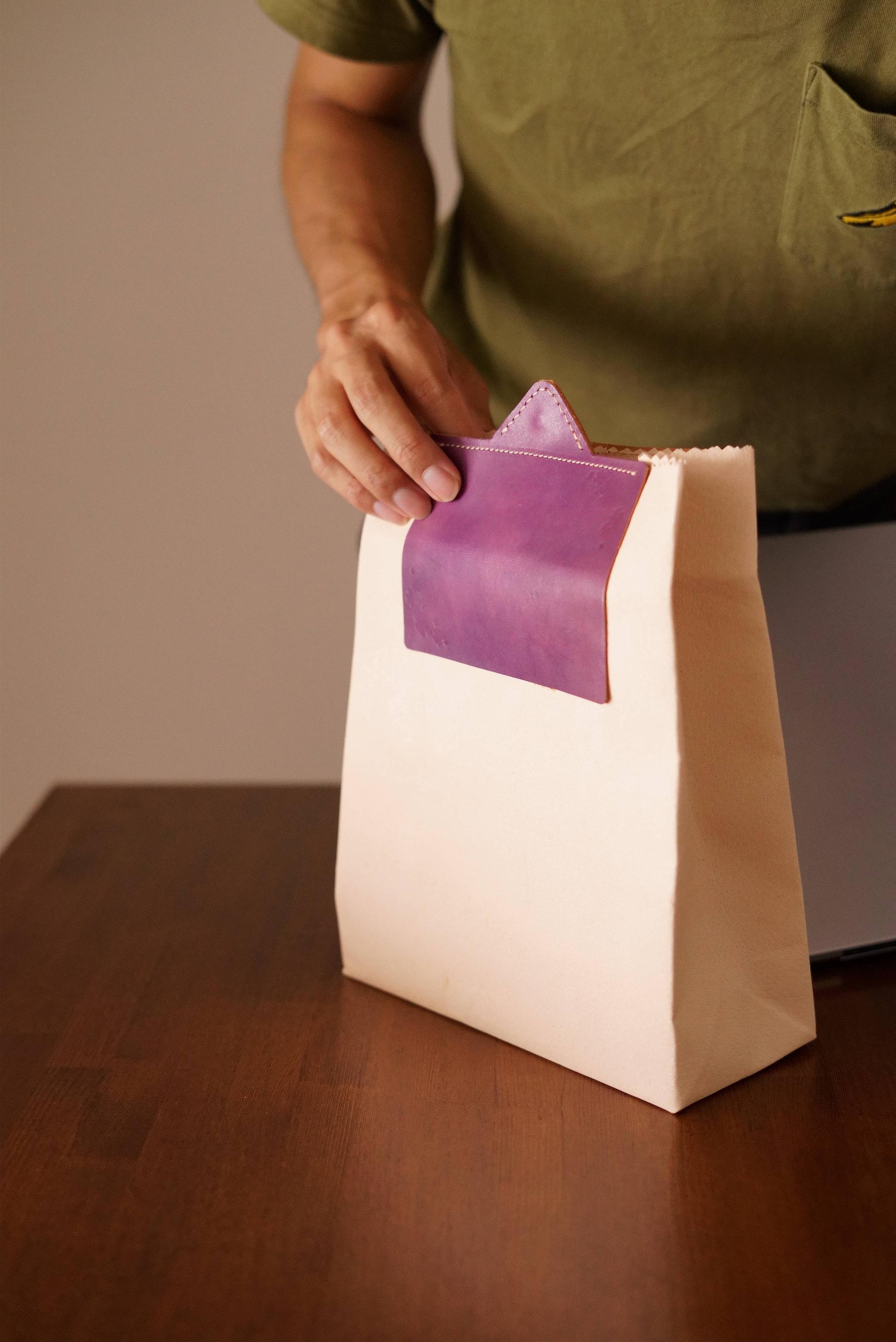 【名入れ可】ヌメ革 紙袋風サブバッグ｜マグネット開閉 持ち手カラー変更可 本革 トートバッグ ランチバッグ ギフト | 7枚目