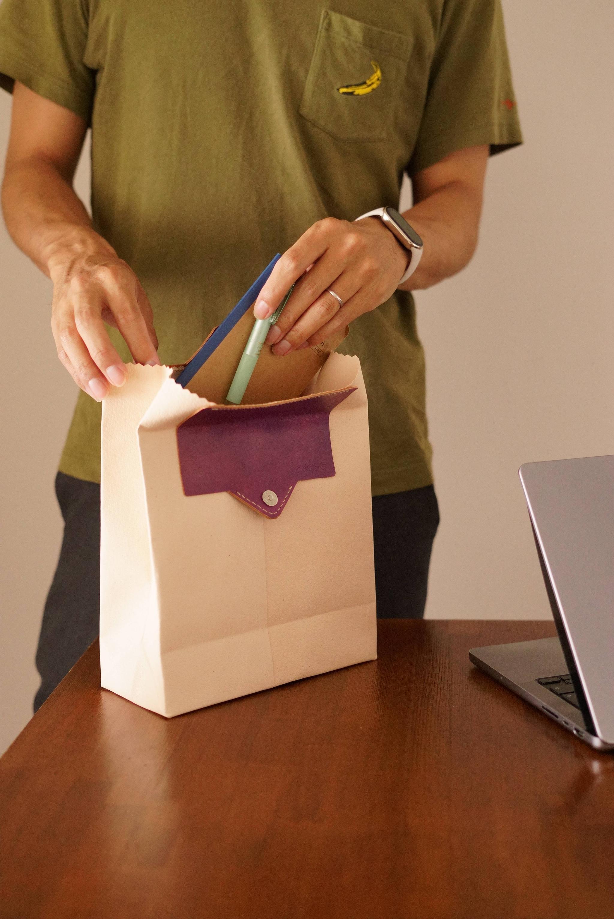 【名入れ可】ヌメ革 紙袋風サブバッグ｜マグネット開閉 持ち手カラー変更可 本革 トートバッグ ランチバッグ ギフト | 8枚目
