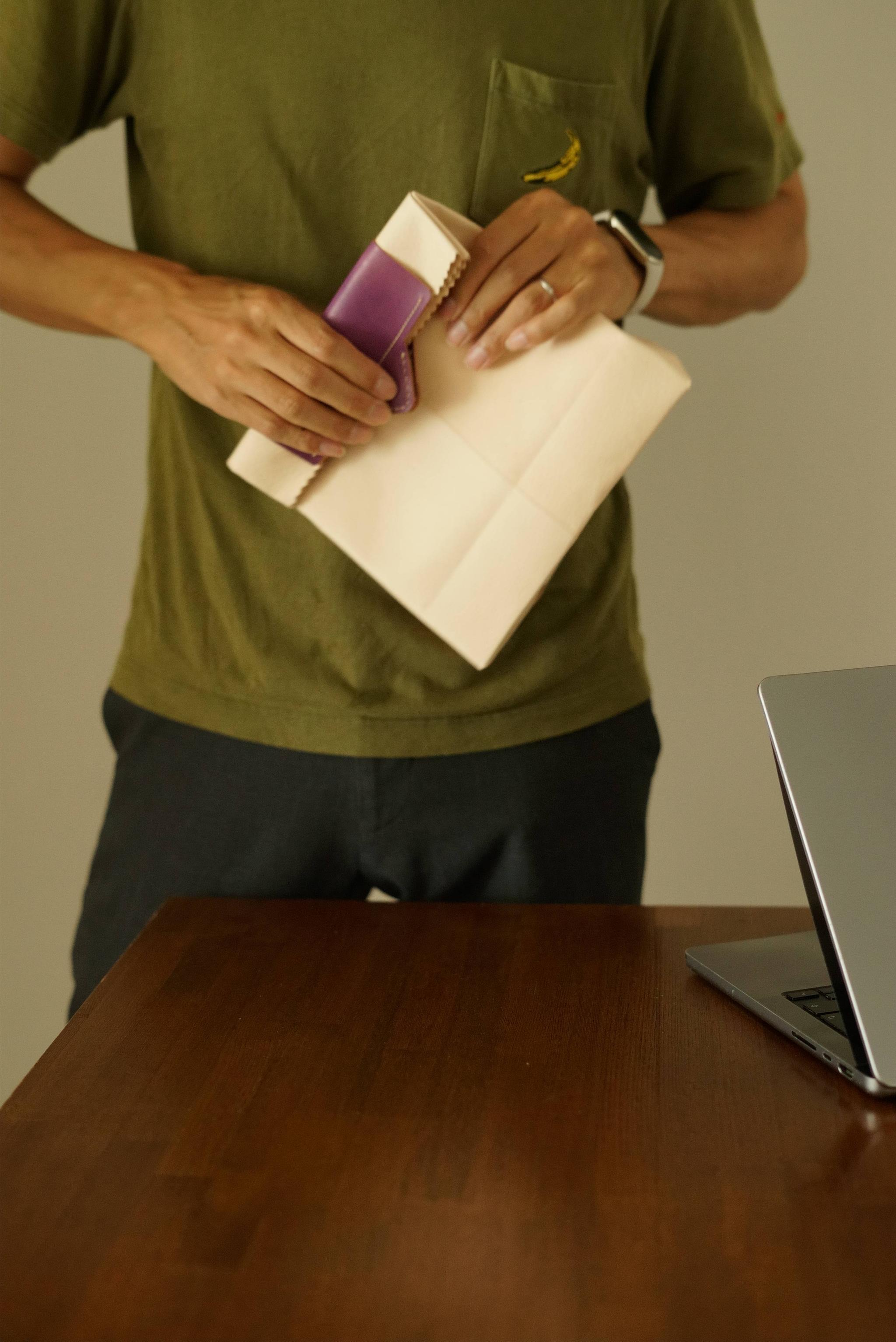 【名入れ可】ヌメ革 紙袋風サブバッグ｜マグネット開閉 持ち手カラー変更可 本革 トートバッグ ランチバッグ ギフト | 9枚目