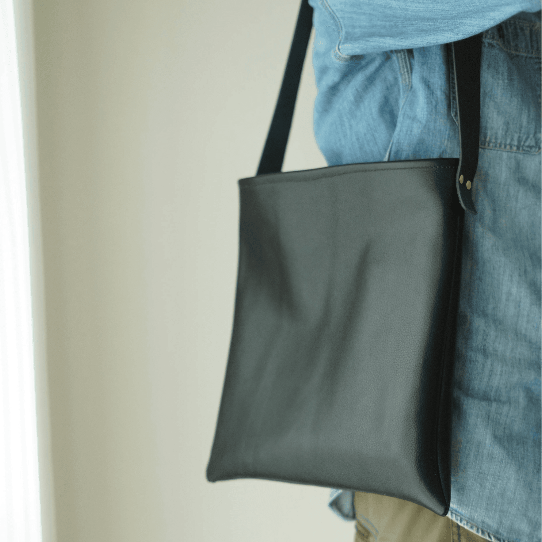 本革 スクエアワンショルダーバッグ ｜ 正方形 黒 シボ加工 牛レザー 軽量マグネット開閉 内ポケット付 | 2枚目