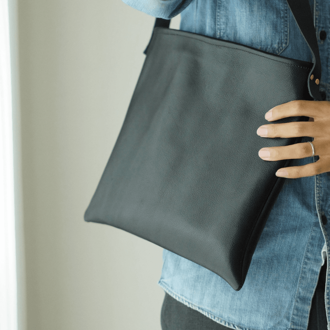 本革 スクエアワンショルダーバッグ ｜ 正方形 黒 シボ加工 牛レザー 軽量マグネット開閉 内ポケット付 | 3枚目