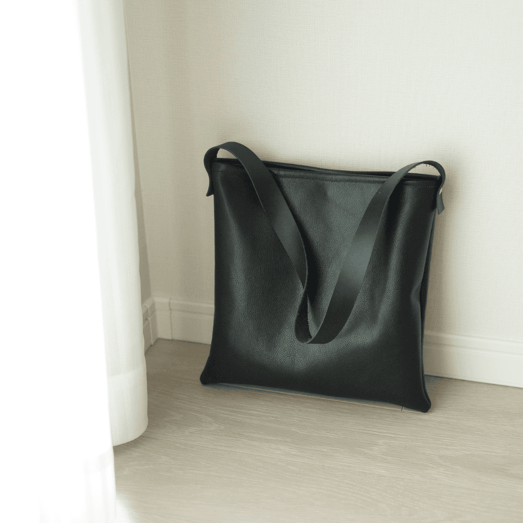 本革 スクエアワンショルダーバッグ ｜ 正方形 黒 シボ加工 牛レザー 軽量マグネット開閉 内ポケット付 | 4枚目