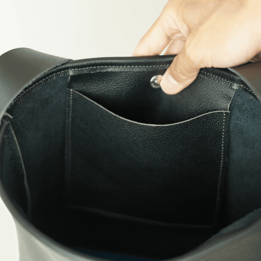 本革 スクエアワンショルダーバッグ ｜ 正方形 黒 シボ加工 牛レザー 軽量マグネット開閉 内ポケット付 | 5枚目