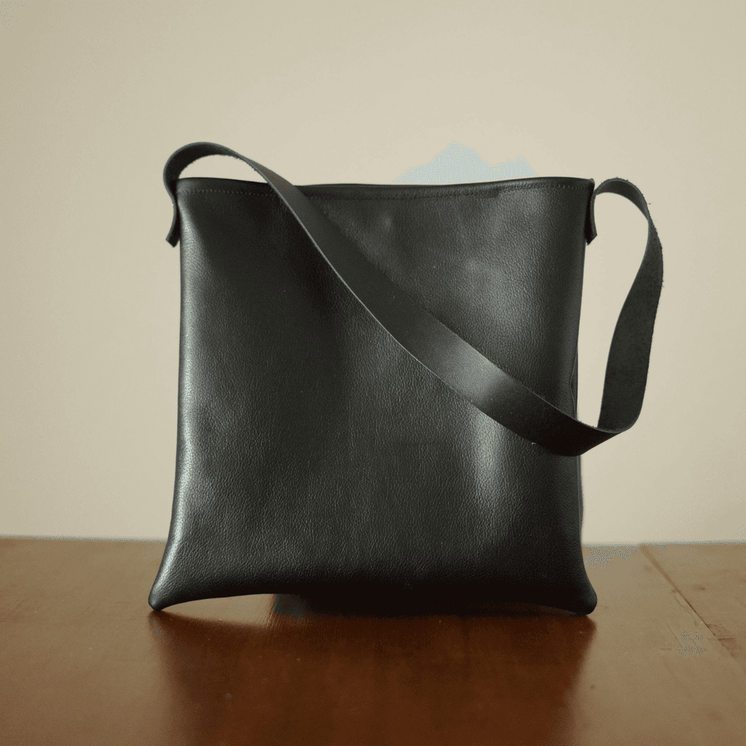 本革 スクエアワンショルダーバッグ ｜ 正方形 黒 シボ加工 牛レザー 軽量マグネット開閉 内ポケット付 | 6枚目