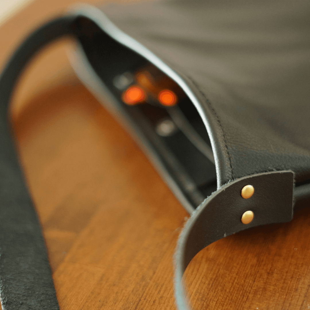 本革 スクエアワンショルダーバッグ ｜ 正方形 黒 シボ加工 牛レザー 軽量マグネット開閉 内ポケット付 | 8枚目