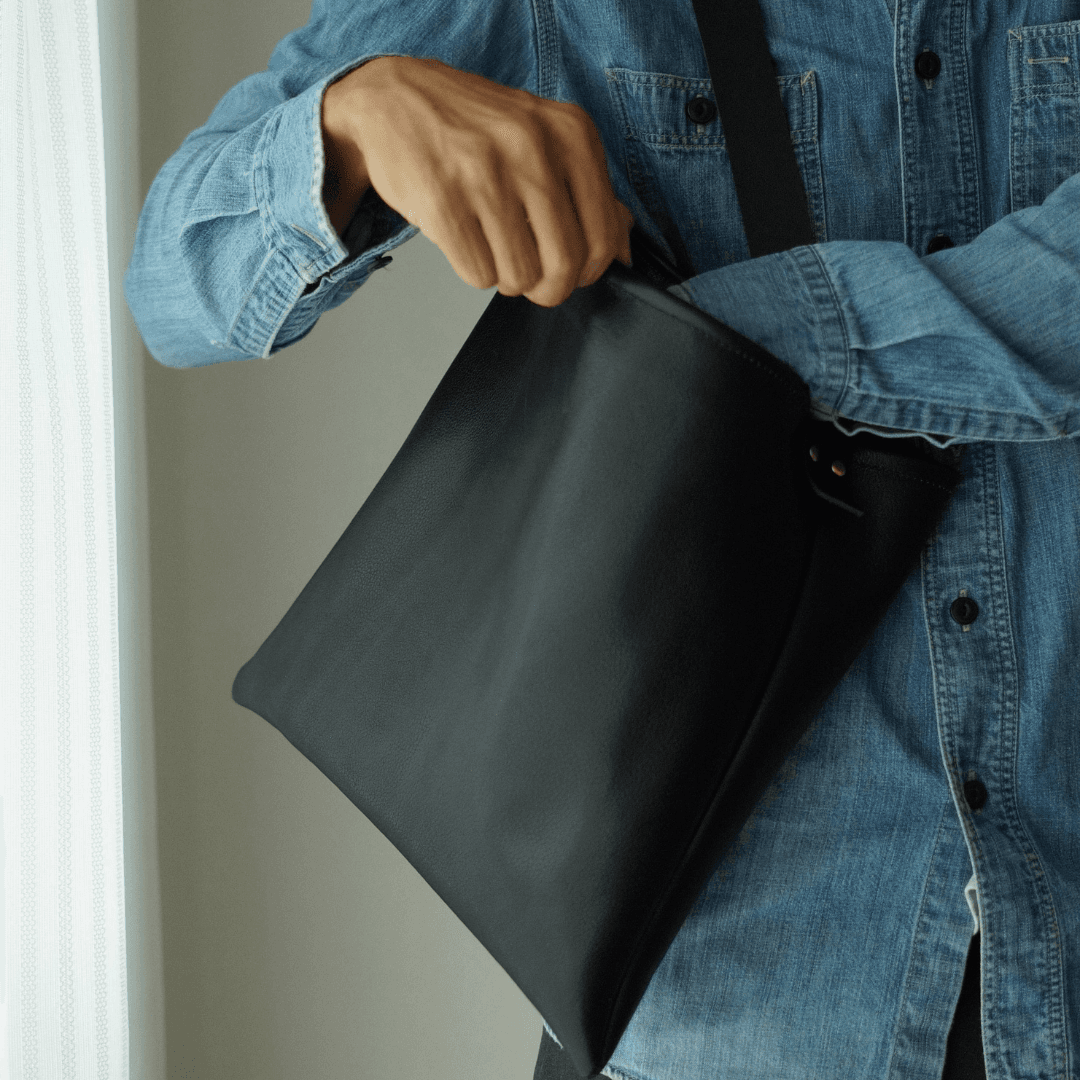 本革 スクエアワンショルダーバッグ ｜ 正方形 黒 シボ加工 牛レザー 軽量マグネット開閉 内ポケット付 | 9枚目