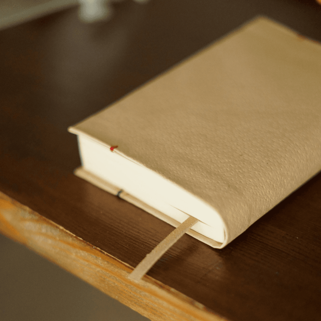 ヌメ革ブックカバー｜経年変化×カラーステッチカスタマイズ　文庫本など、サイズ変更対応 | 2枚目