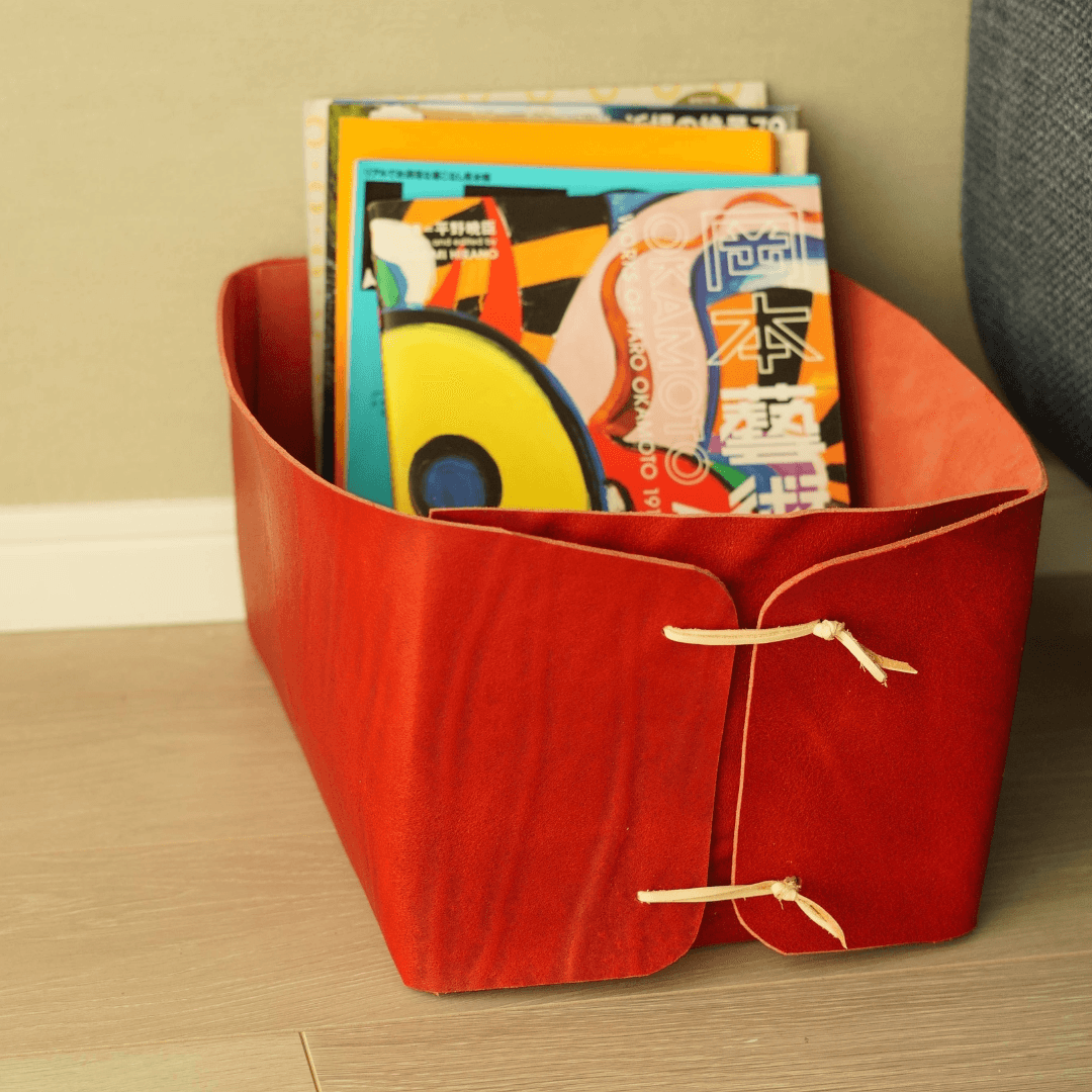 本革レザーマガジンバスケット レッド｜A4雑誌収納可・革紐アクセント・インテリア収納1枚目の画像