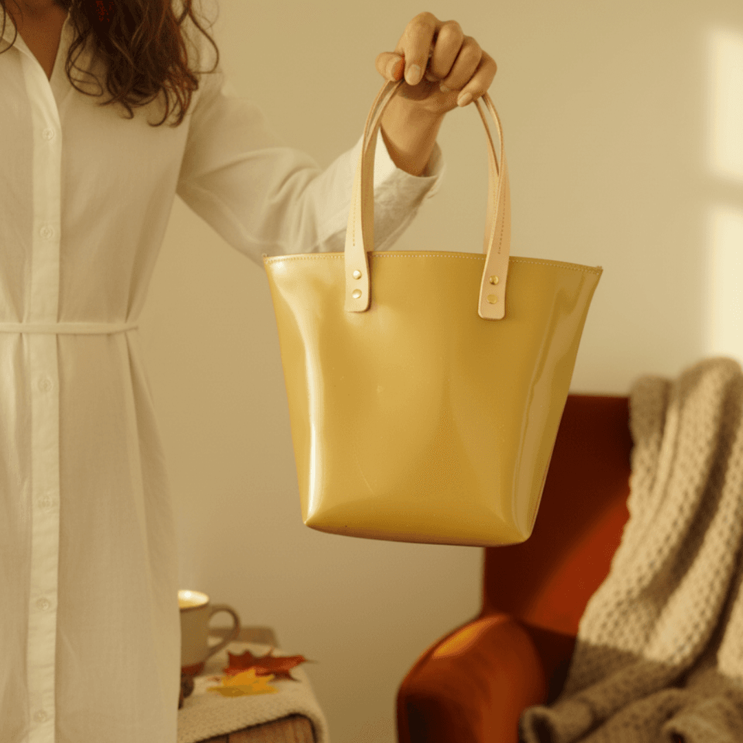 ゴールドエナメルレザーの本革トートバッグ｜深い艶と上品な輝きのハンドメイドバッグ　ヌメ革の持ち手 | 2枚目