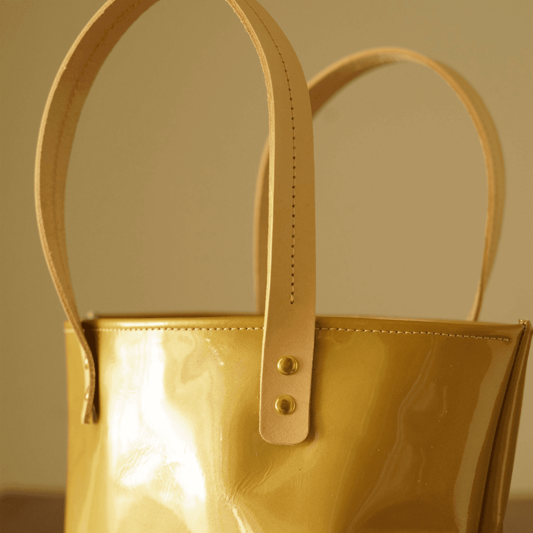ゴールドエナメルレザーの本革トートバッグ｜深い艶と上品な輝きのハンドメイドバッグ　ヌメ革の持ち手 | 3枚目